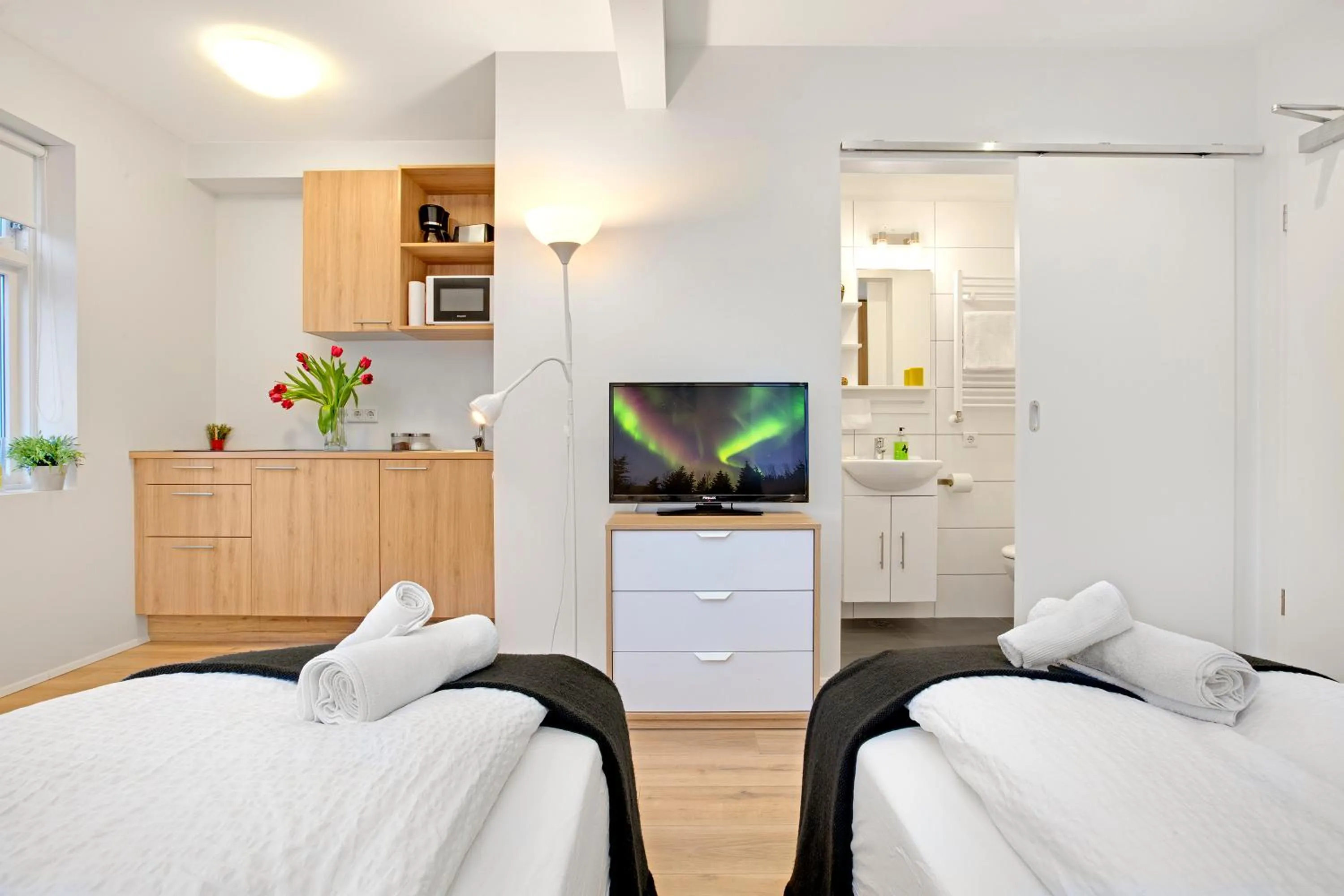 Photo of the whole room, Bed in Alfred's Studios