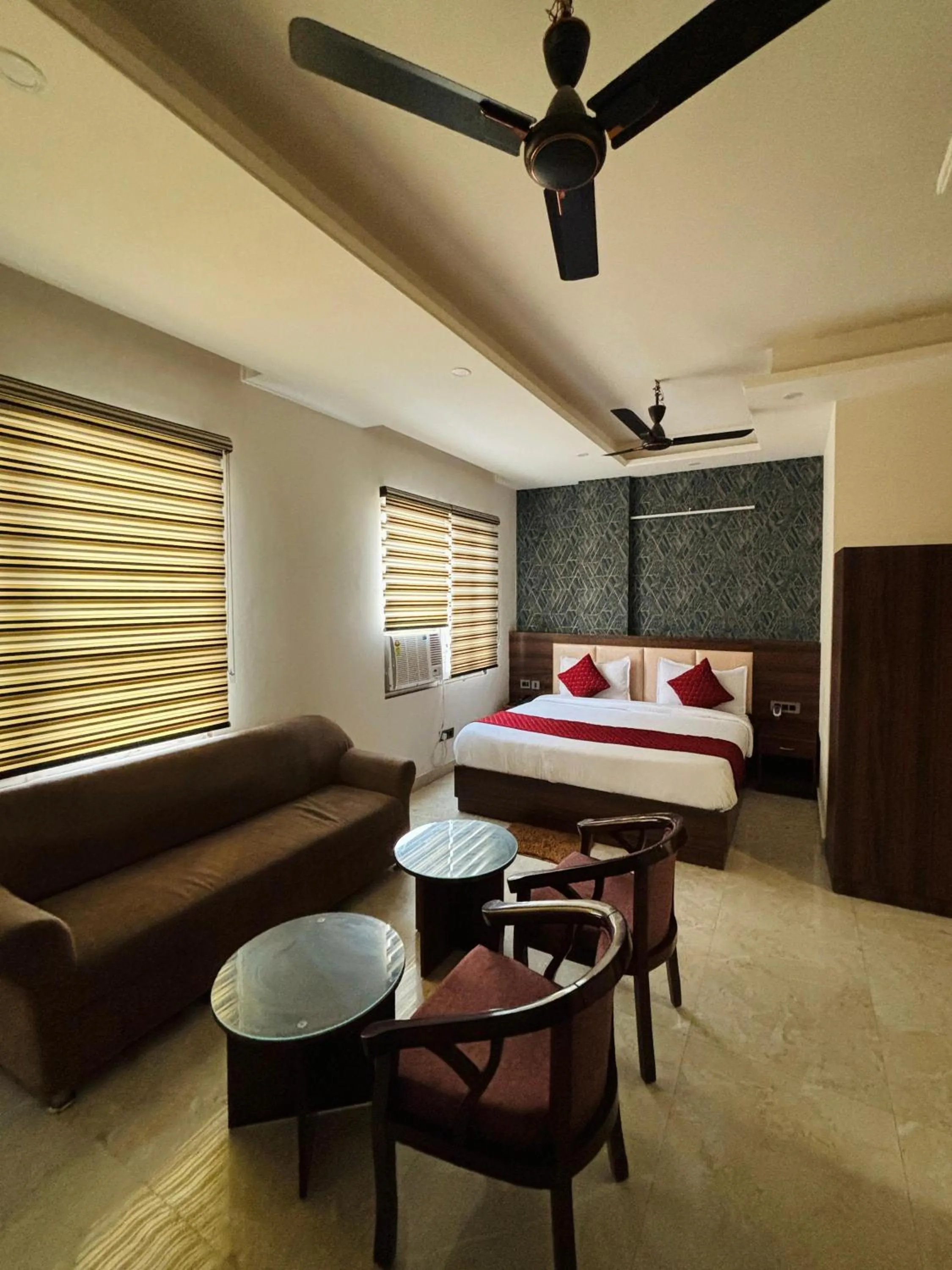 Bed in Hotel ECG Inn-Near Delhi IGI Airport