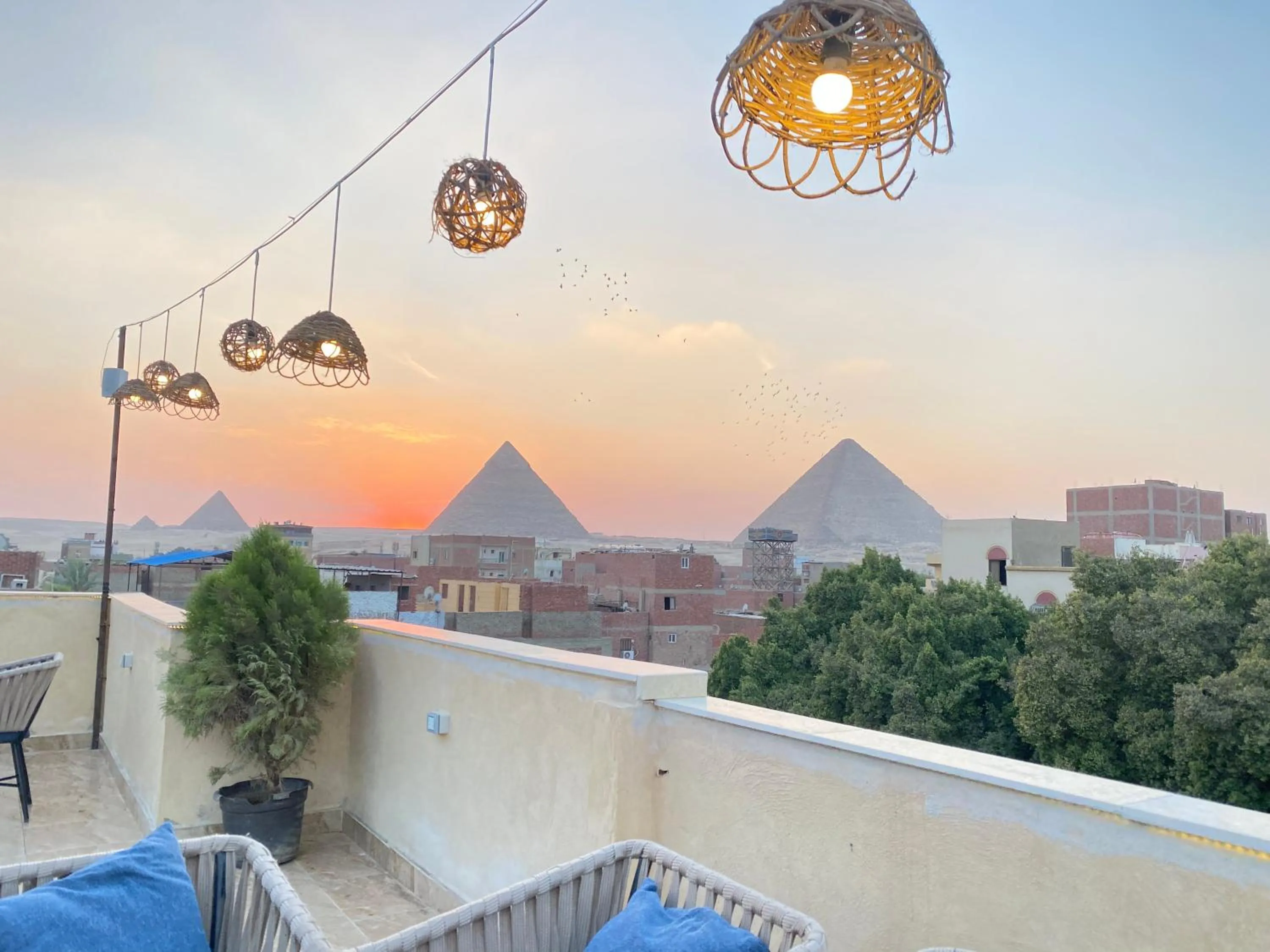 Restaurant/places to eat in Farsha Pyramids Inn