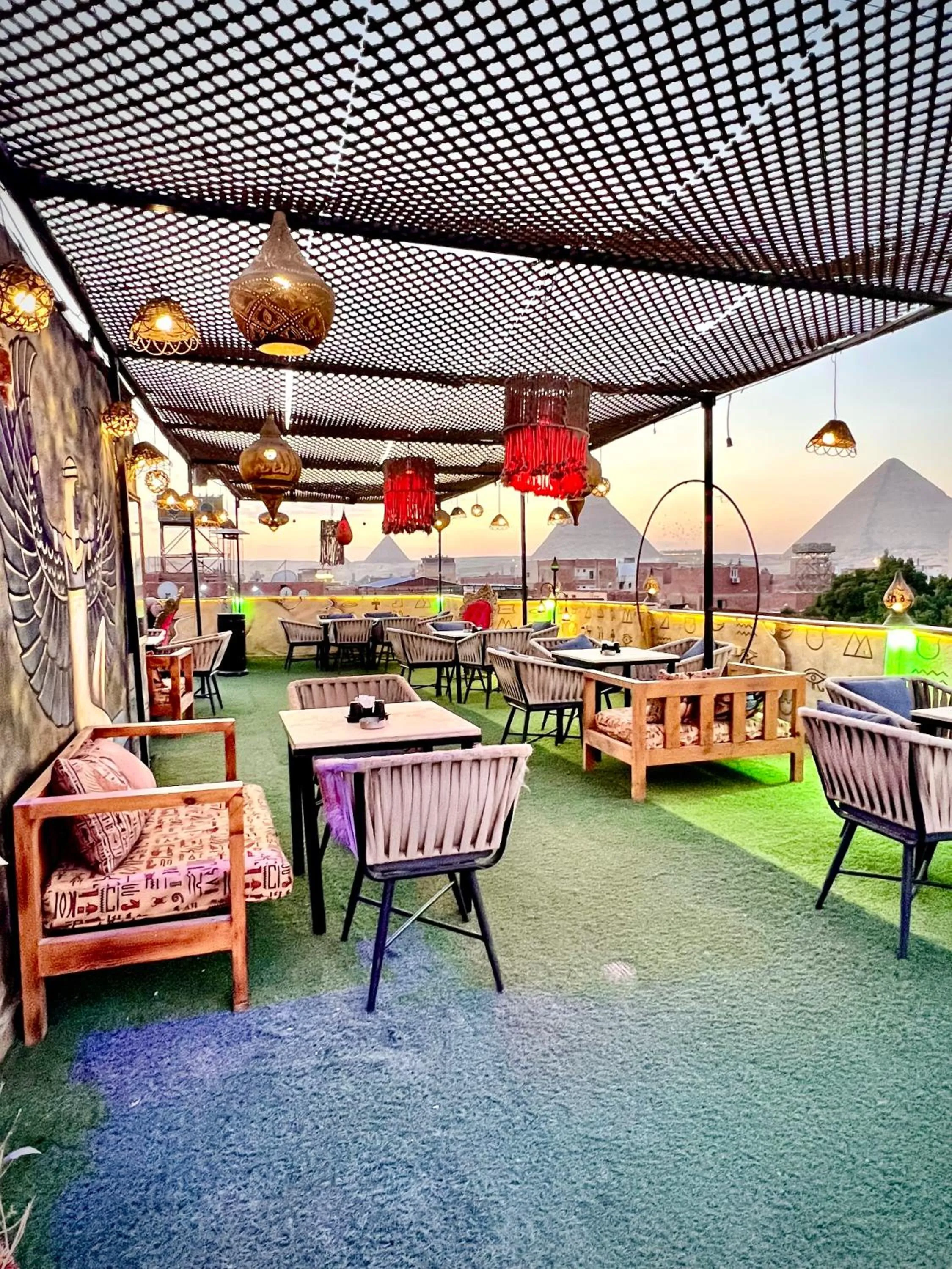 Restaurant/places to eat in Farsha Pyramids Inn