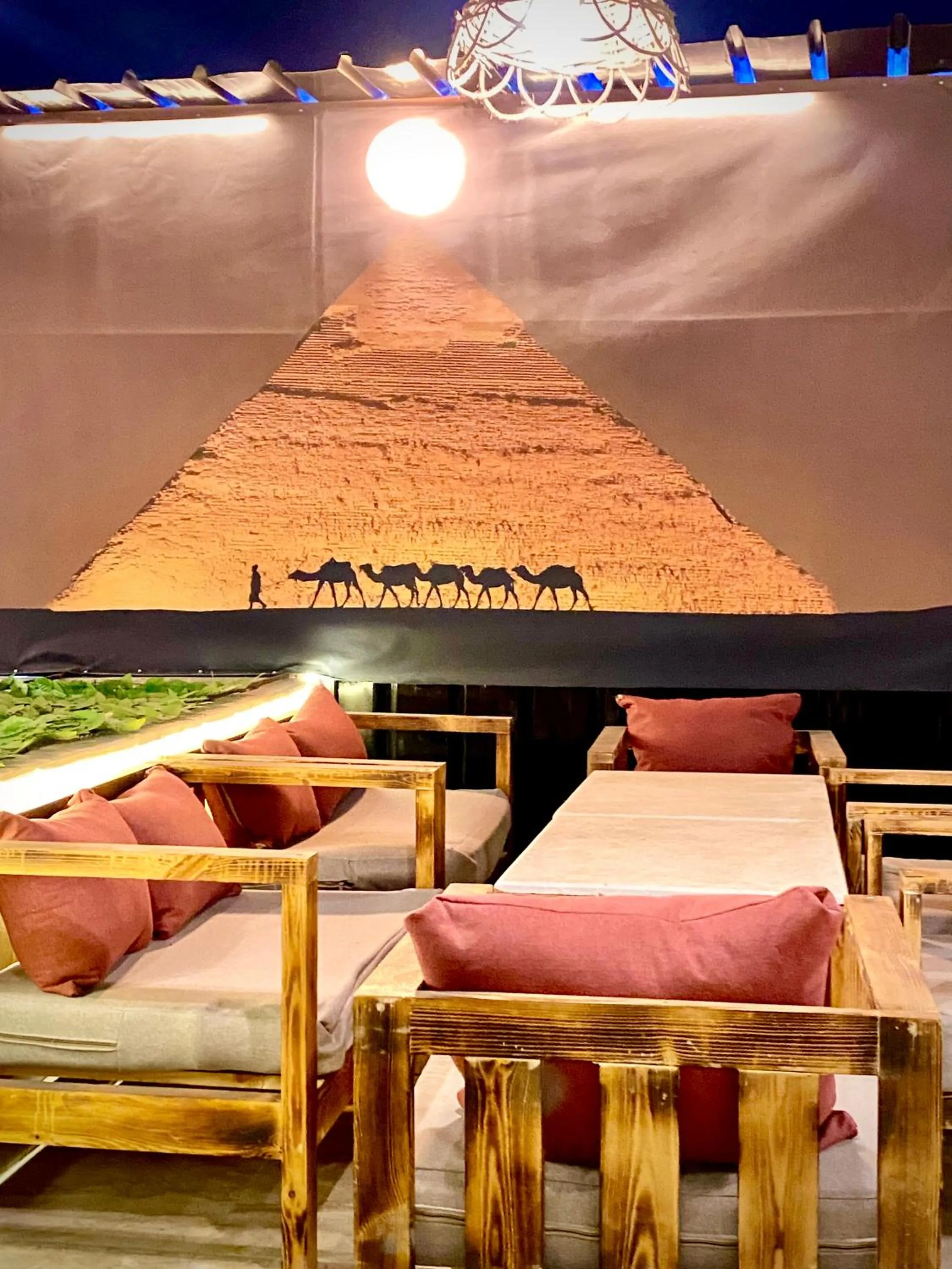 Restaurant/places to eat in Farsha Pyramids Inn