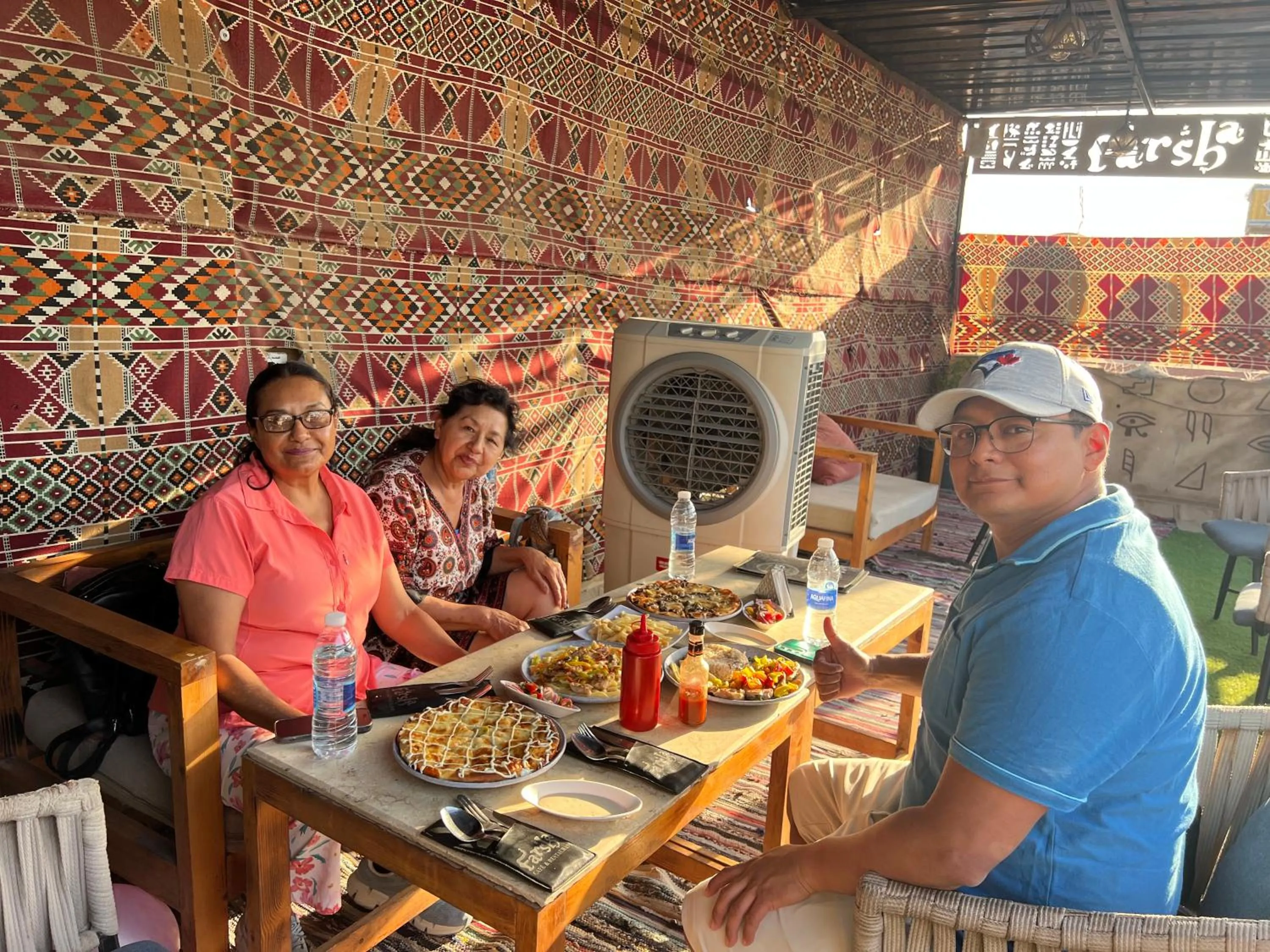 Restaurant/places to eat in Farsha Pyramids Inn