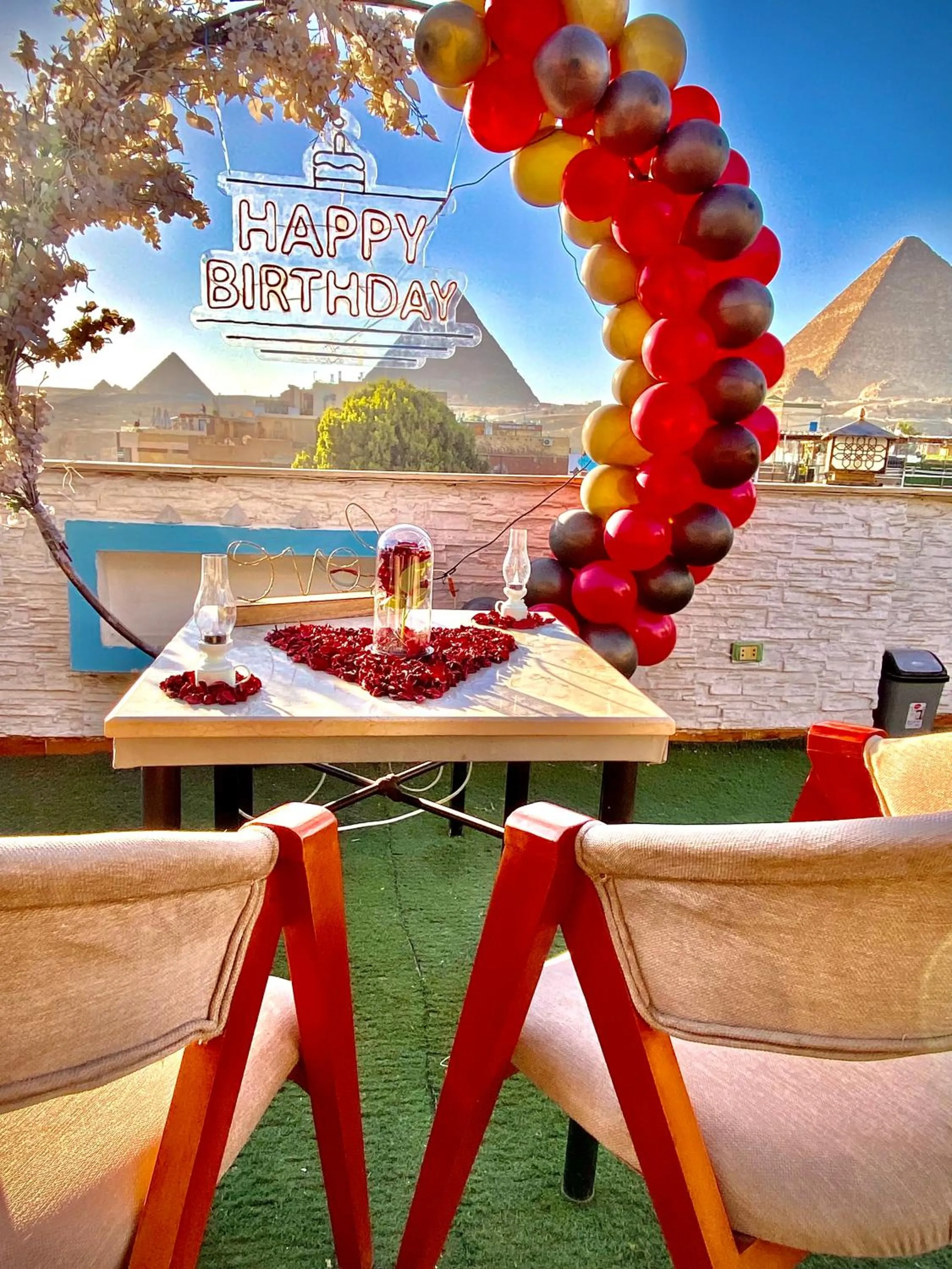 Restaurant/places to eat in Farsha Pyramids Inn