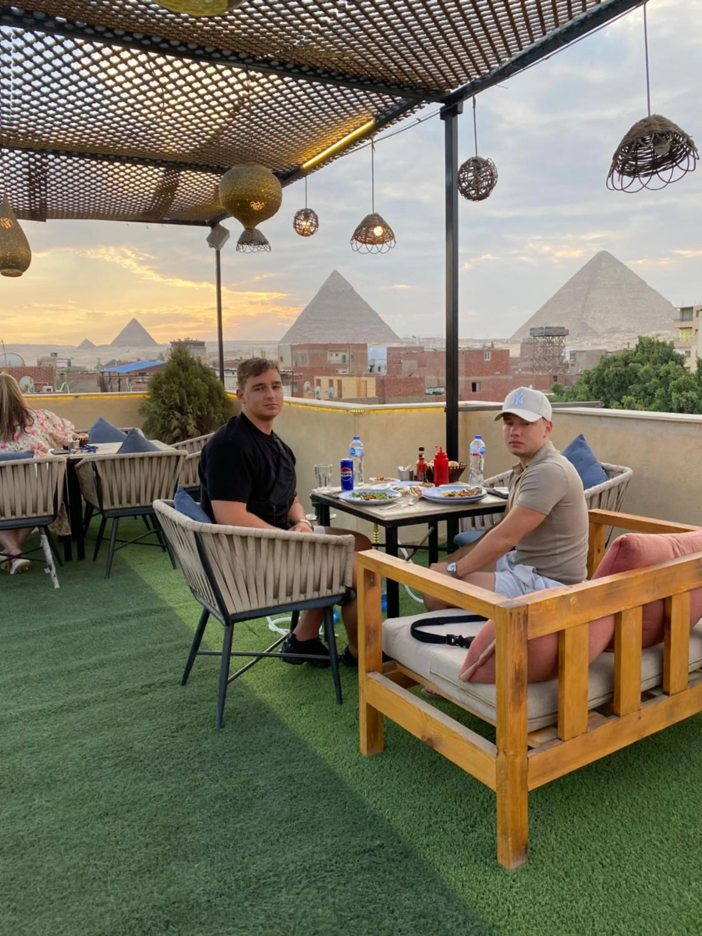 Restaurant/places to eat in Farsha Pyramids Inn