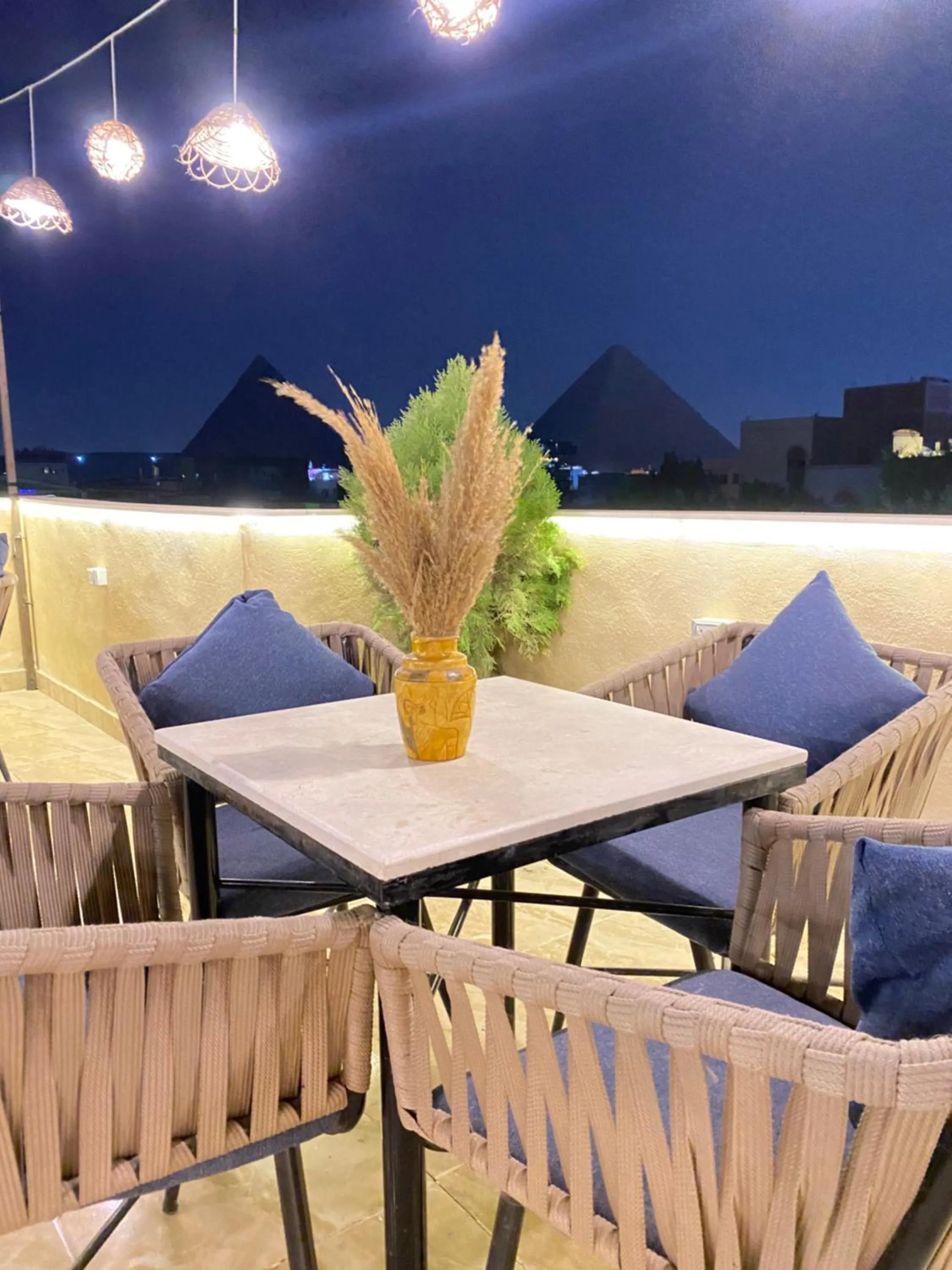 Restaurant/places to eat in Farsha Pyramids Inn