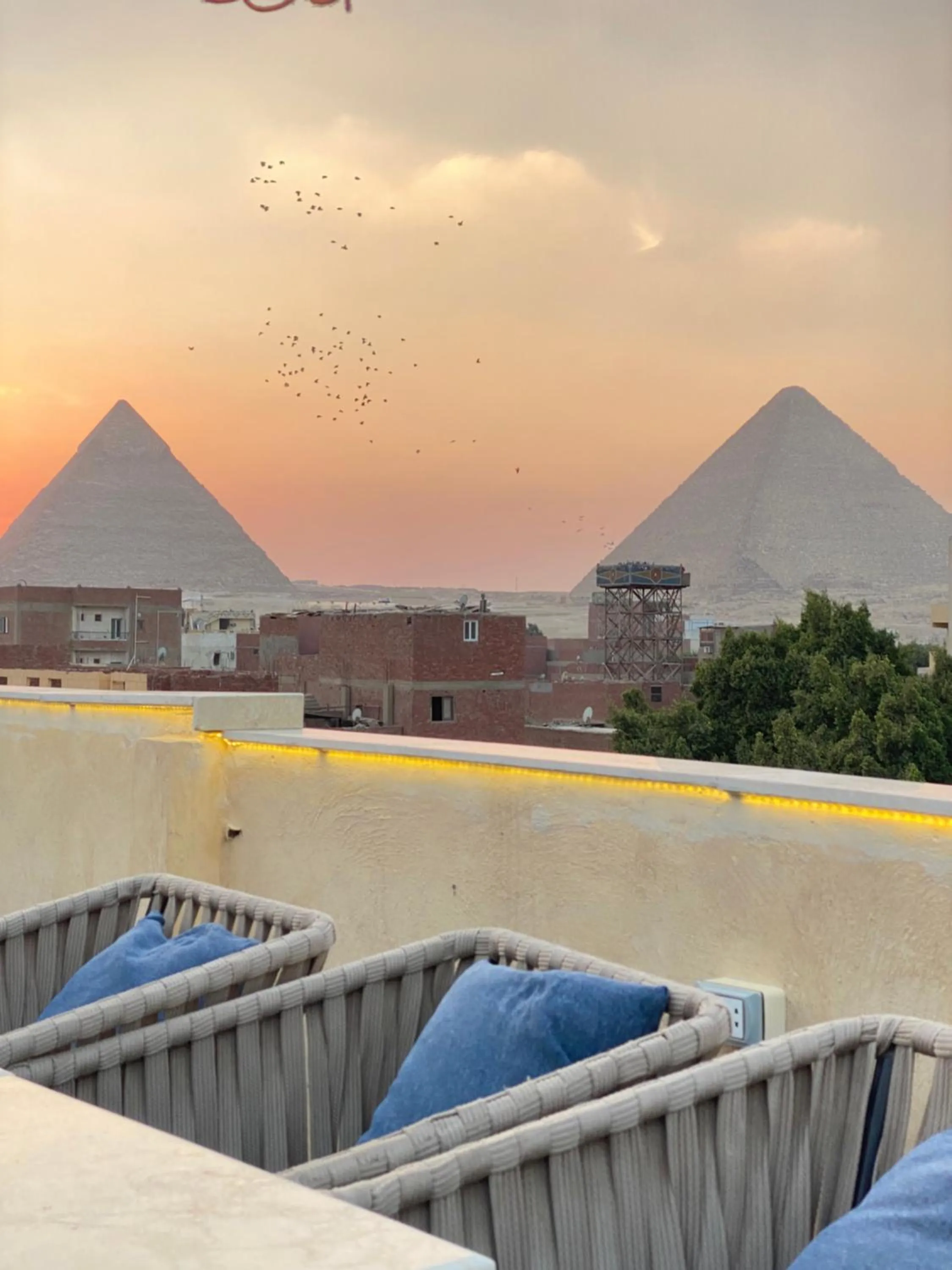 Restaurant/places to eat in Farsha Pyramids Inn