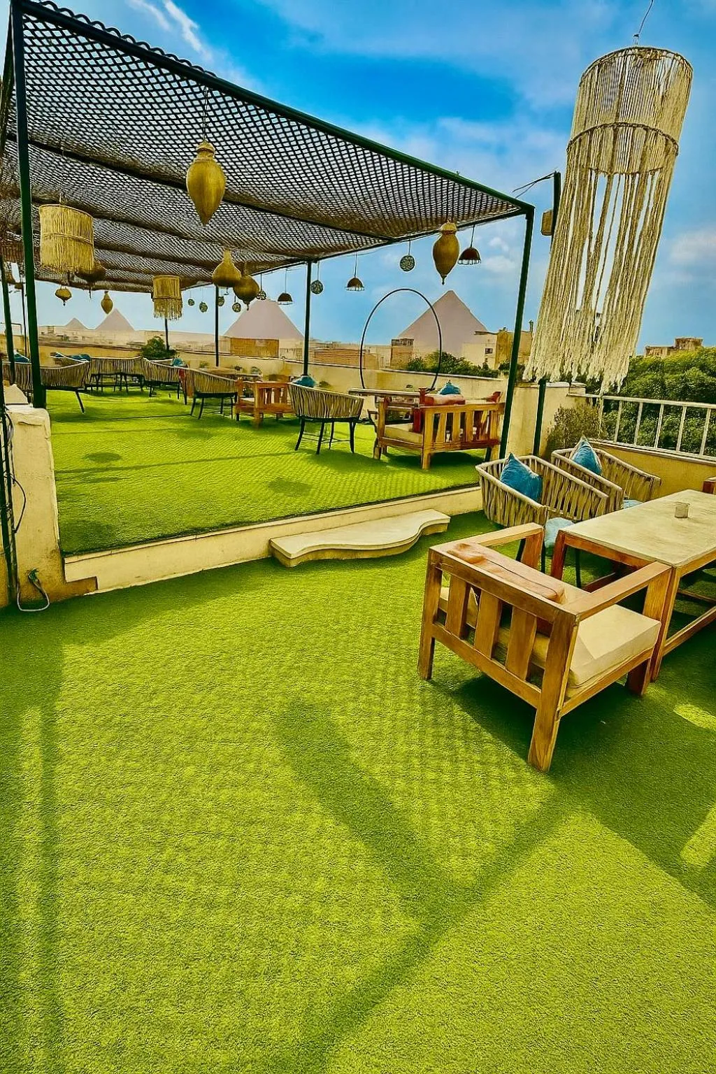 Restaurant/places to eat in Farsha Pyramids Inn