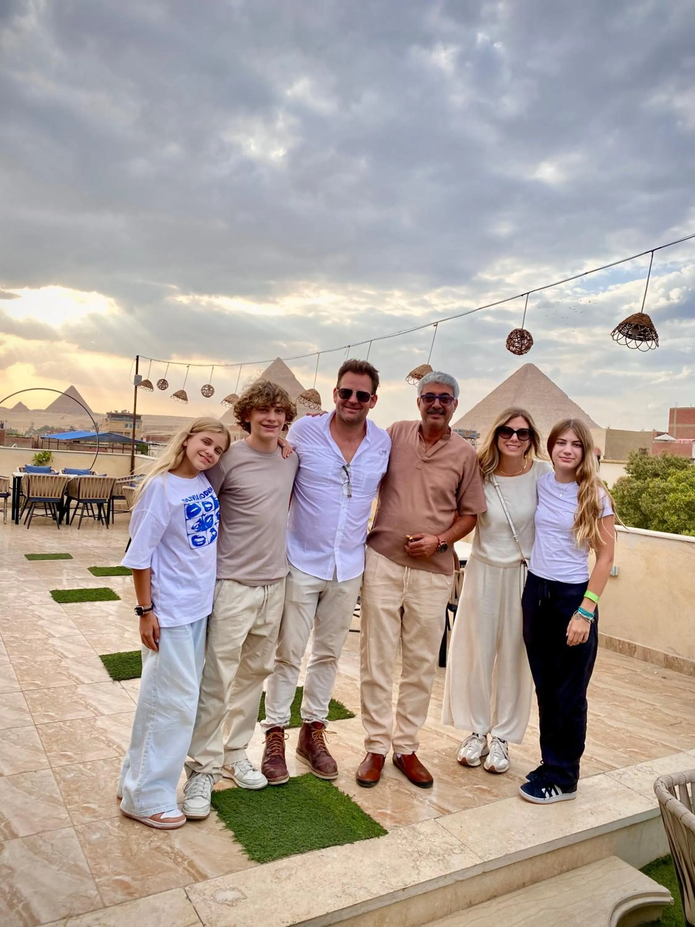 Restaurant/places to eat in Farsha Pyramids Inn