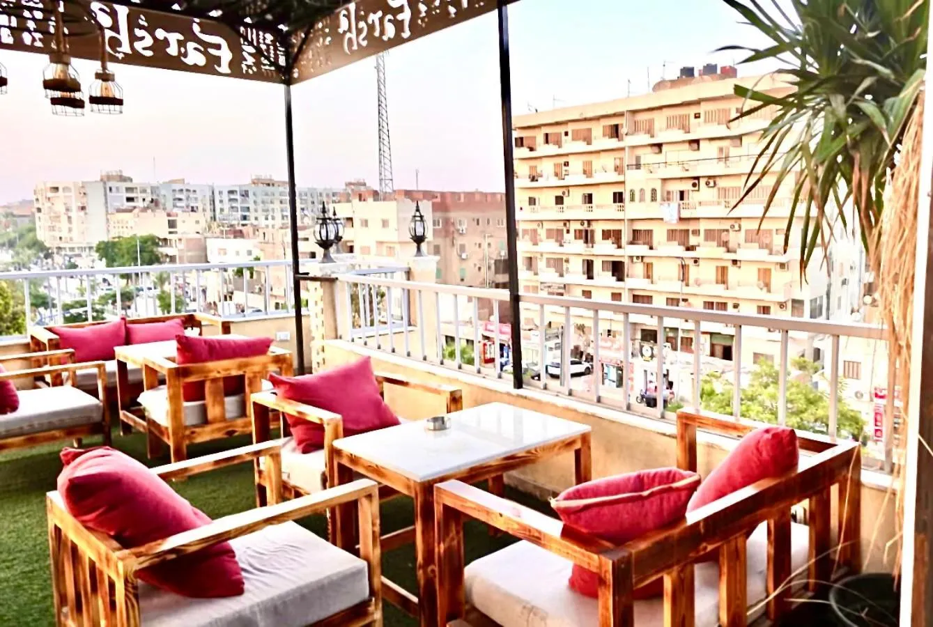 Restaurant/places to eat in Farsha Pyramids Inn