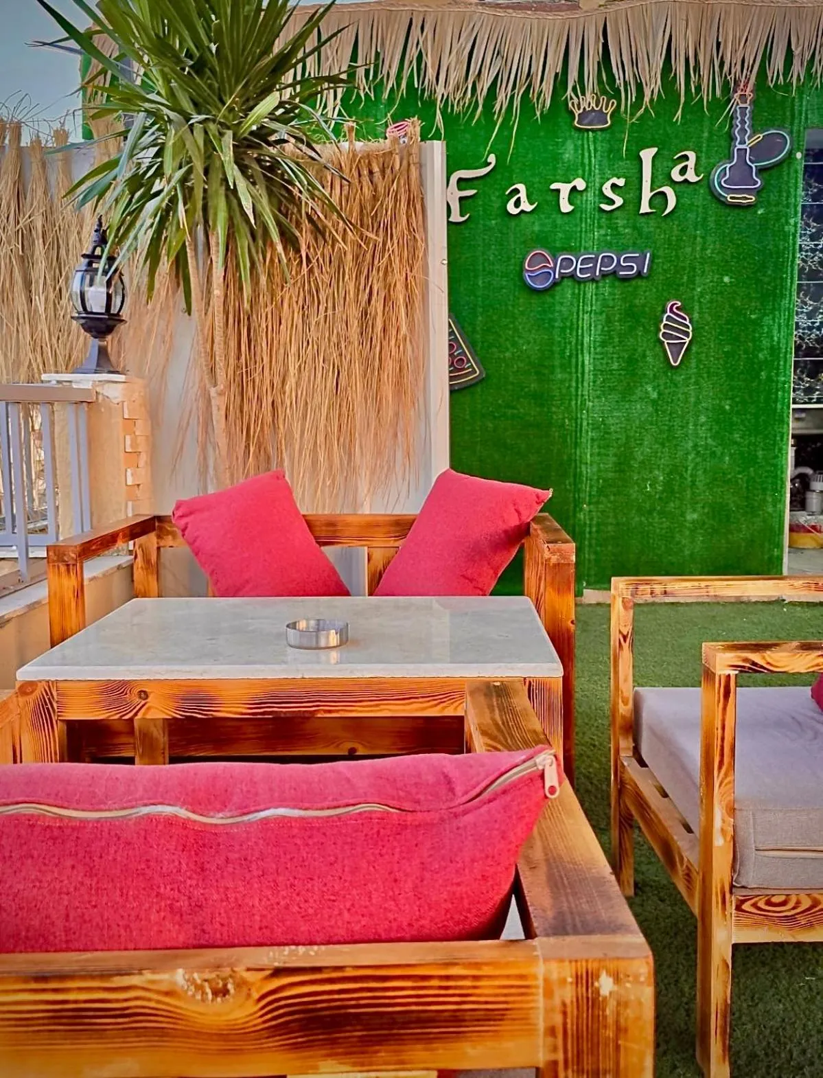 Restaurant/places to eat in Farsha Pyramids Inn