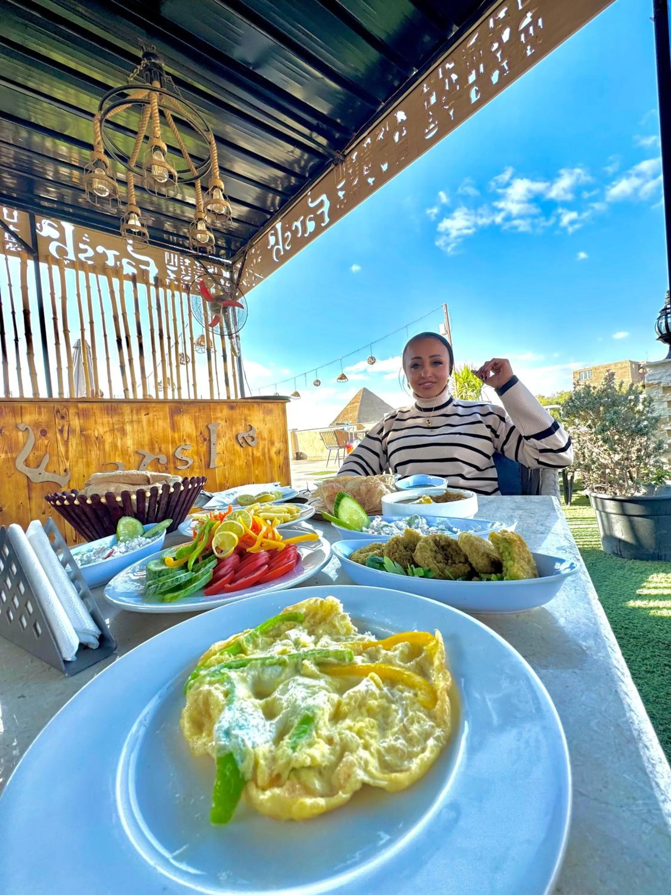 Restaurant/places to eat in Farsha Pyramids Inn