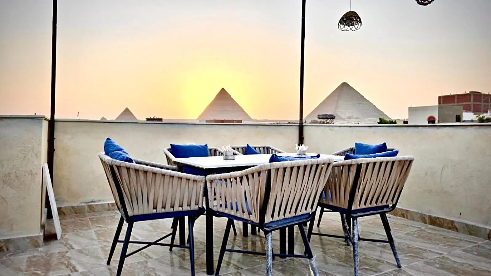 Restaurant/places to eat in Farsha Pyramids Inn