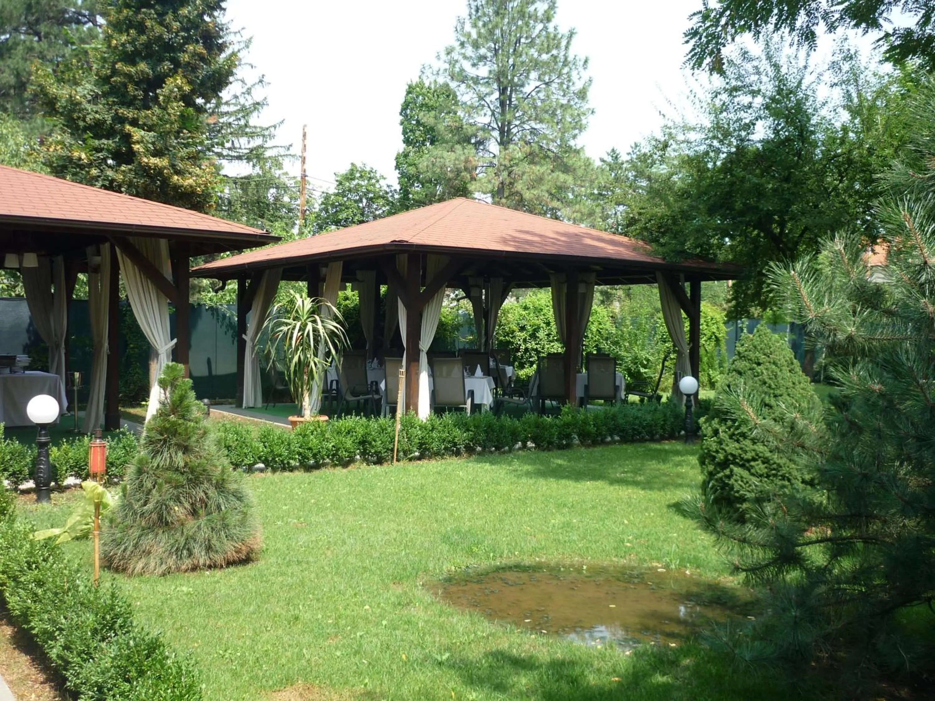 Garden in Hotel Baneasa Parc