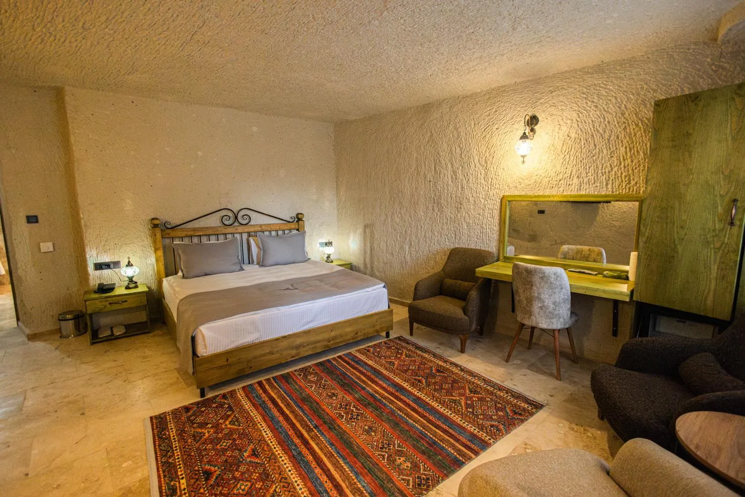 Photo of the whole room, Bed in Majestic Cave House