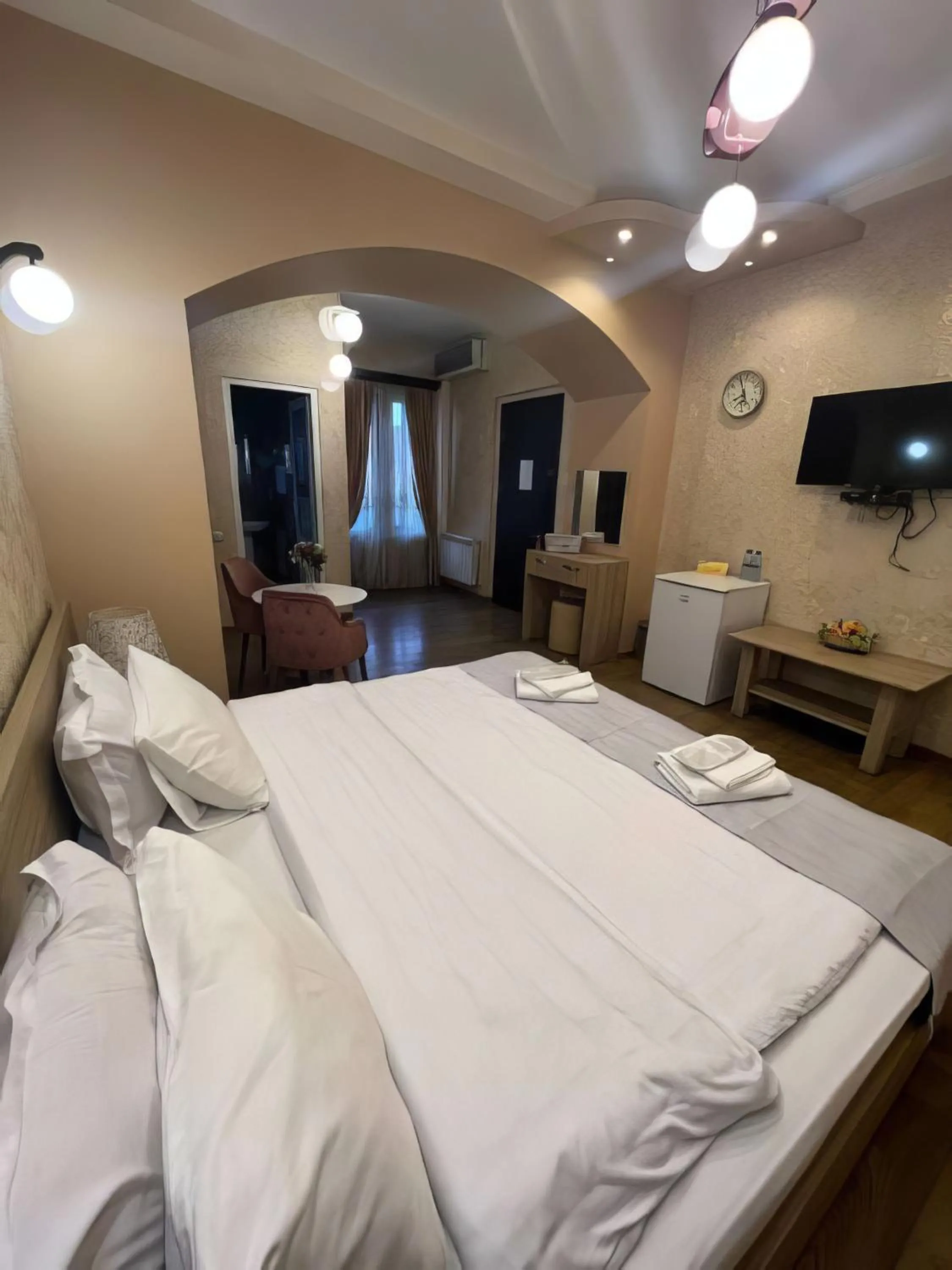 Seating area, Bed in Sanapiro +