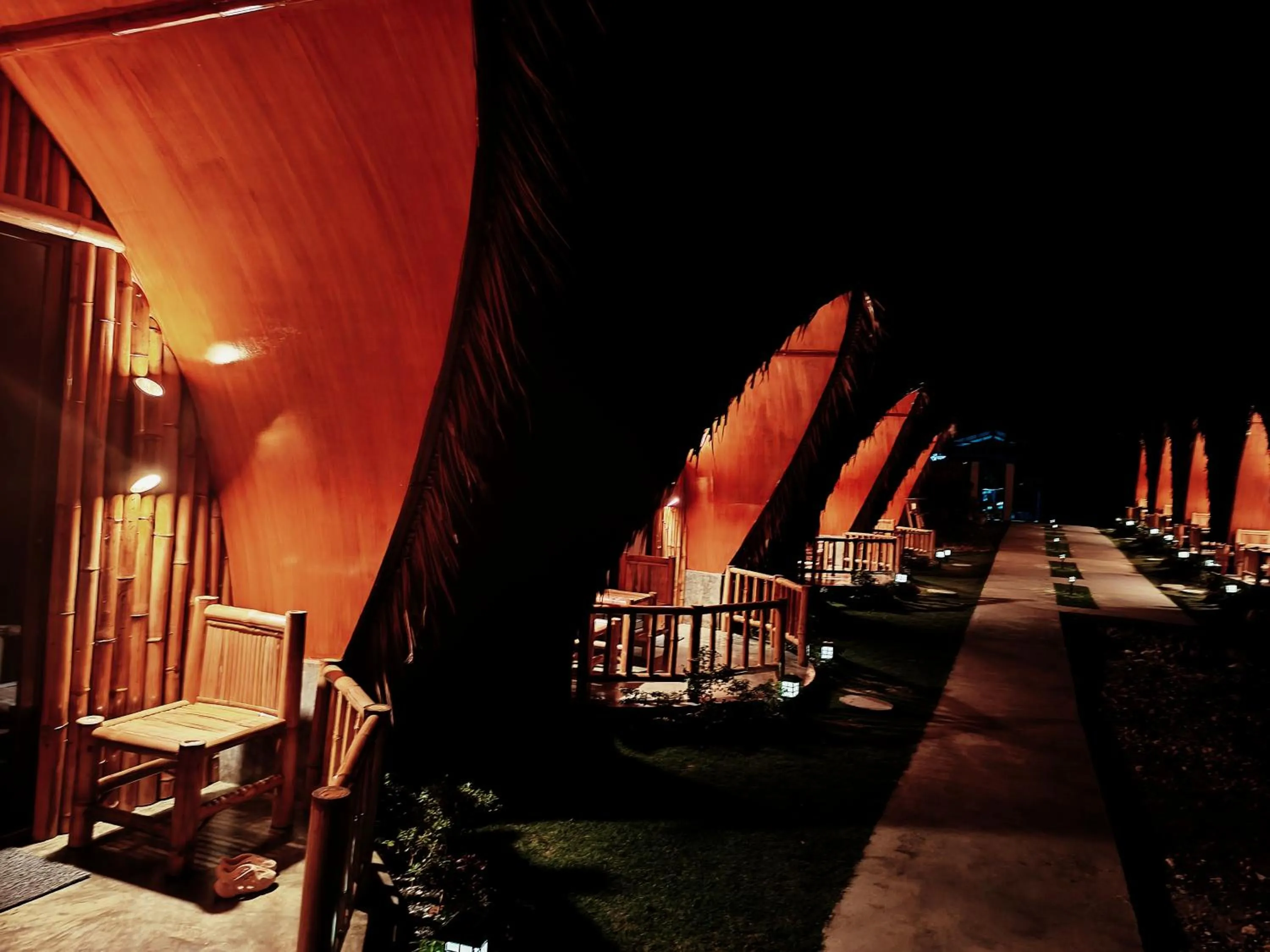 Night in East Holiday Resort Moalboal