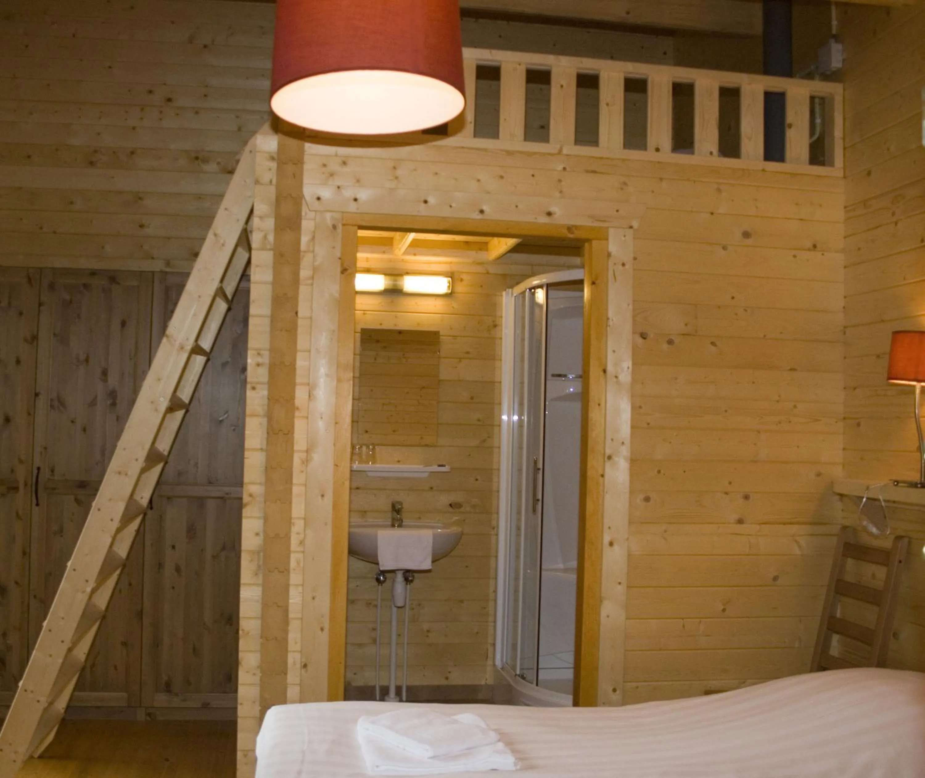 Bathroom, Bed in Lodges Veluwse Poort