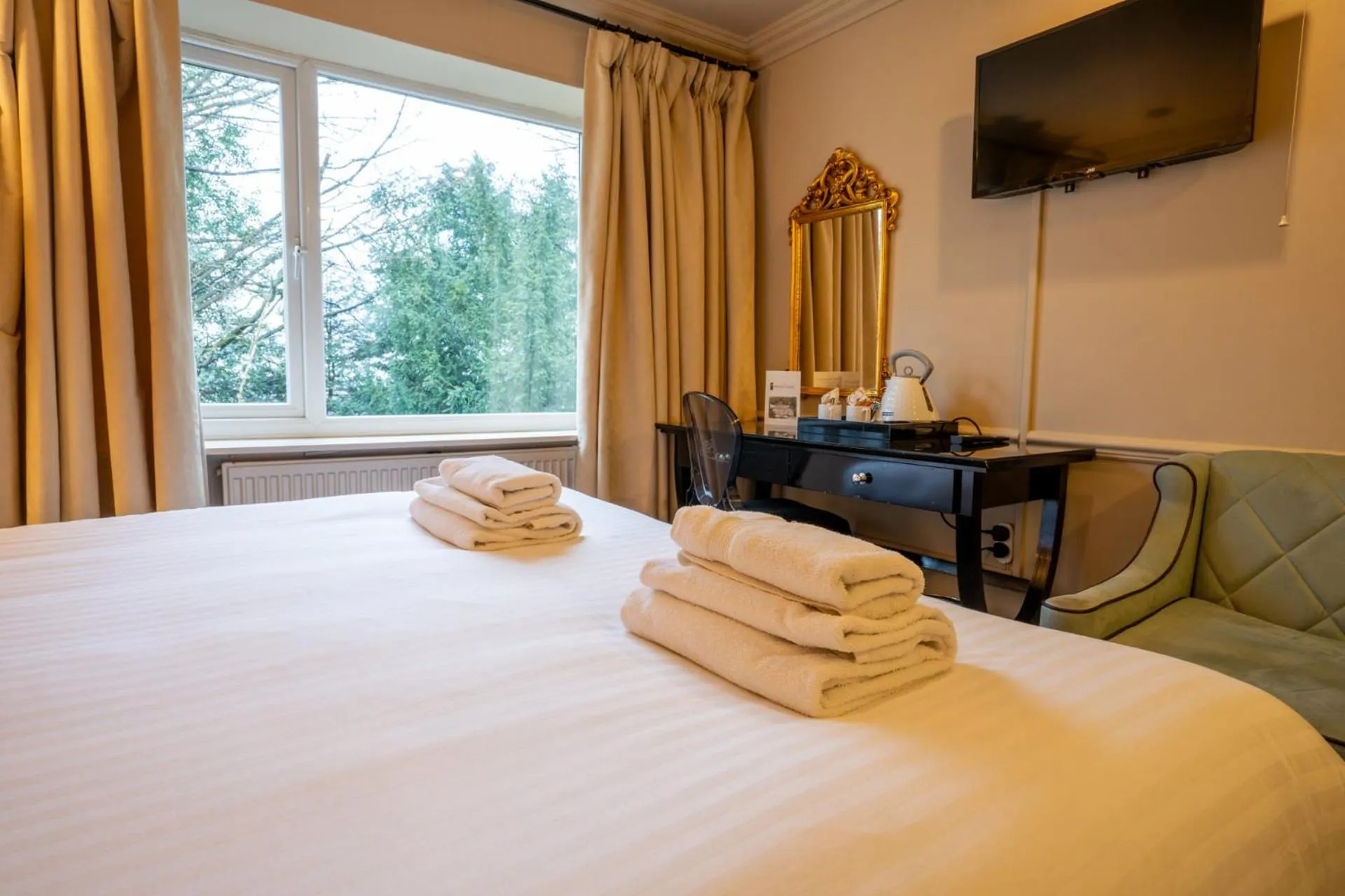 Bed in Hollin House Hotel