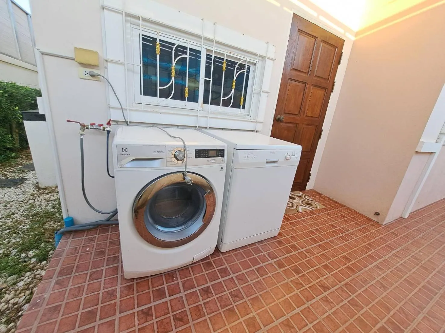 dishwasher in Jacuzzi Pool Villa