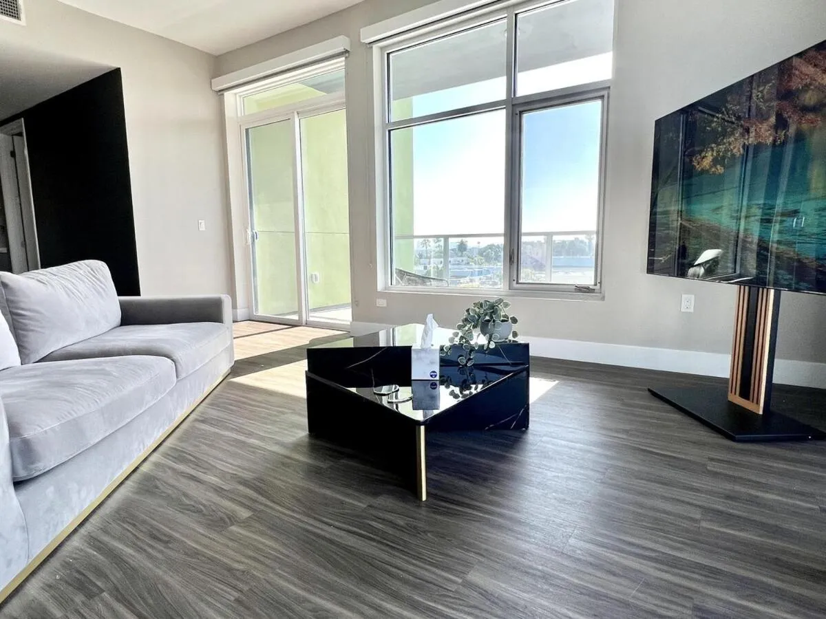 Hollywood Sign View 2 Bed 2 Bath Premium Corner