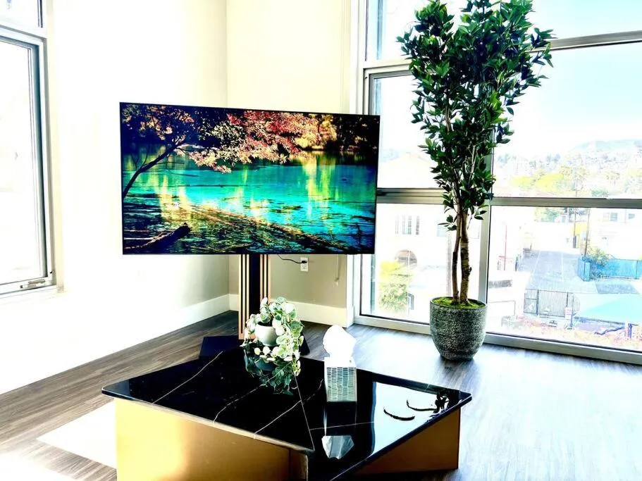 Hollywood Sign View 2 Bed 2 Bath Premium Corner