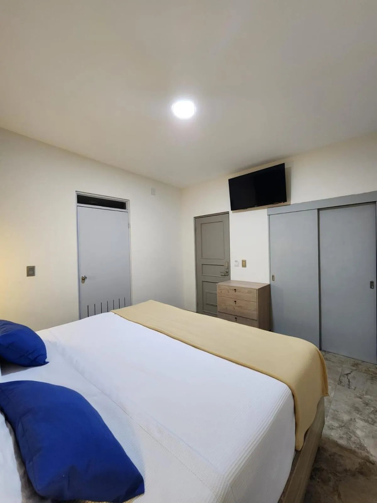 Photo of the whole room in Hotel Roque