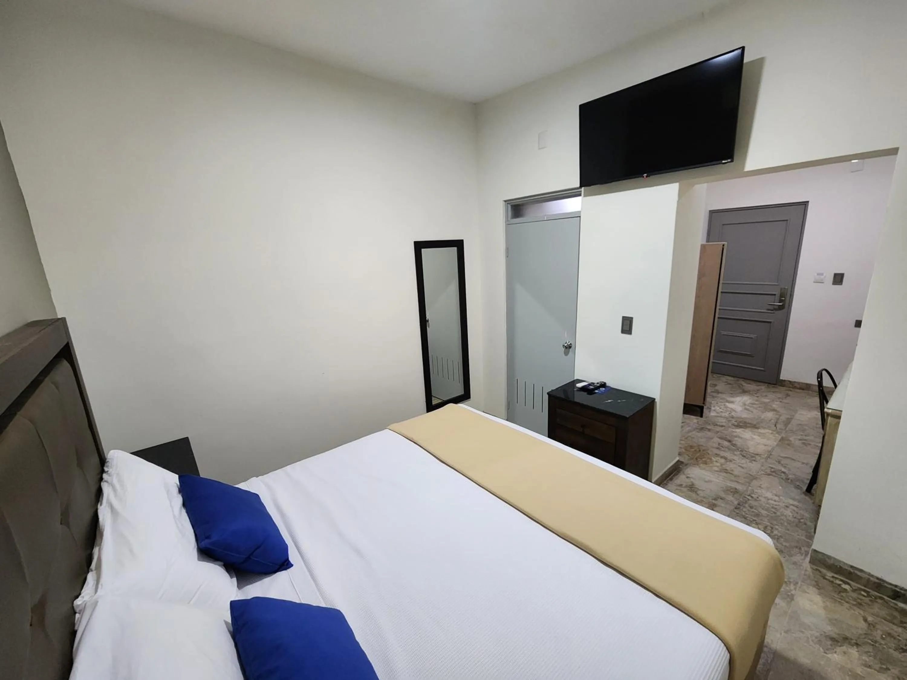 Photo of the whole room in Hotel Roque