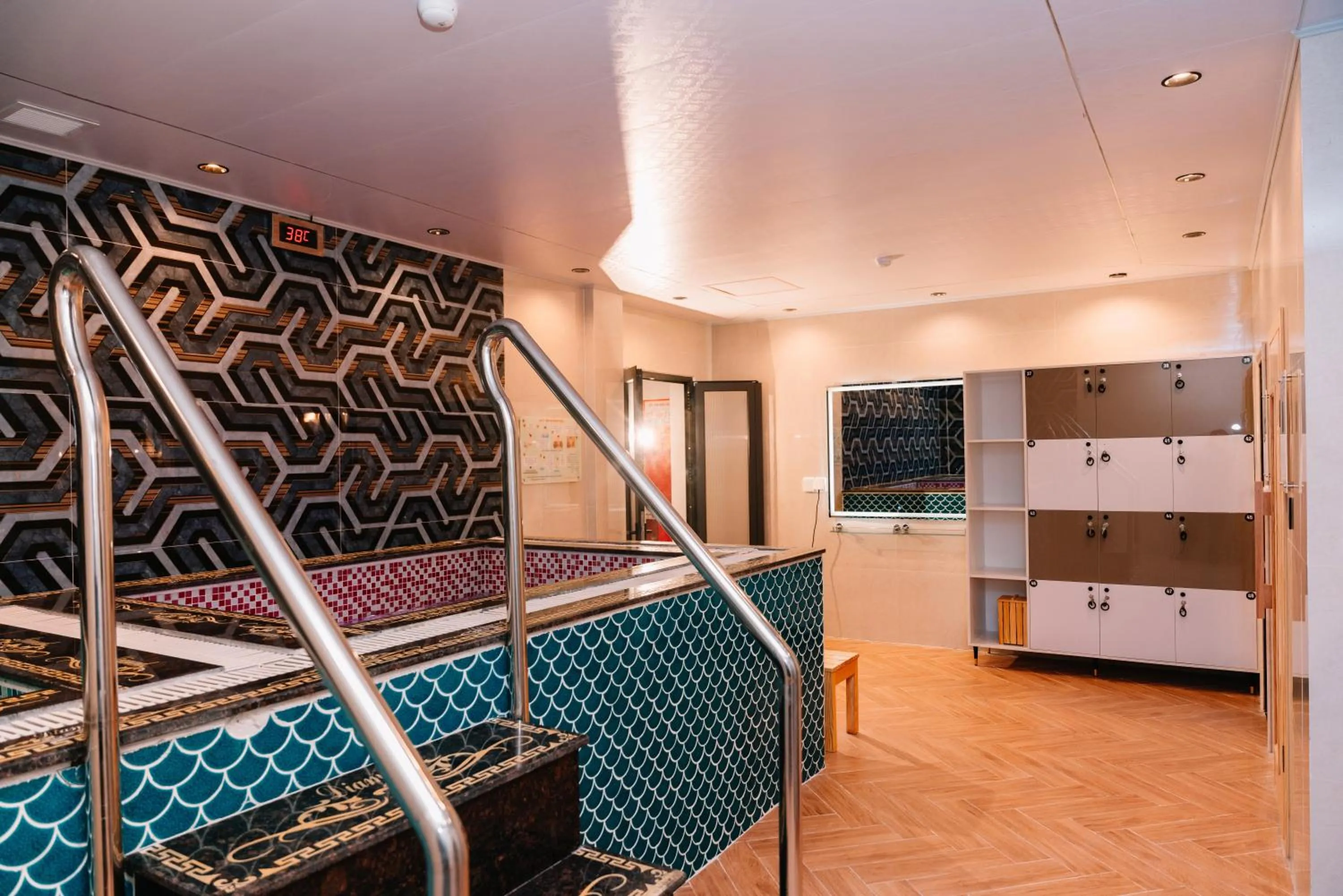 Hot Tub, Bed in Diamond Hotel