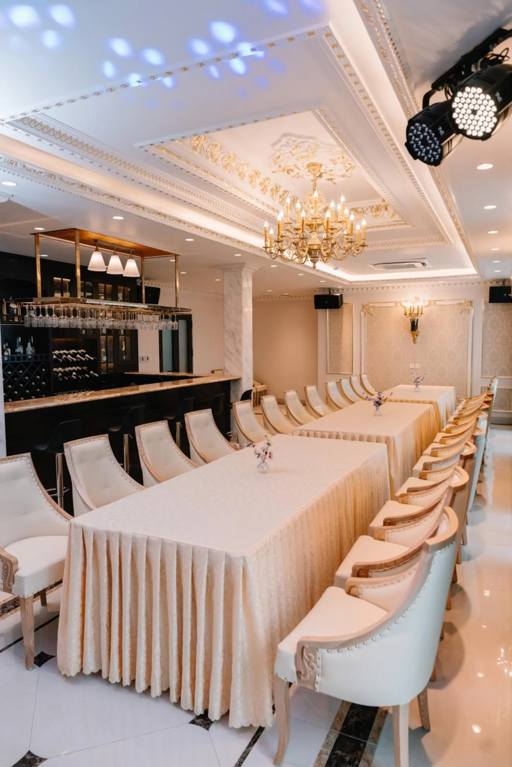 Restaurant/places to eat in Diamond Hotel