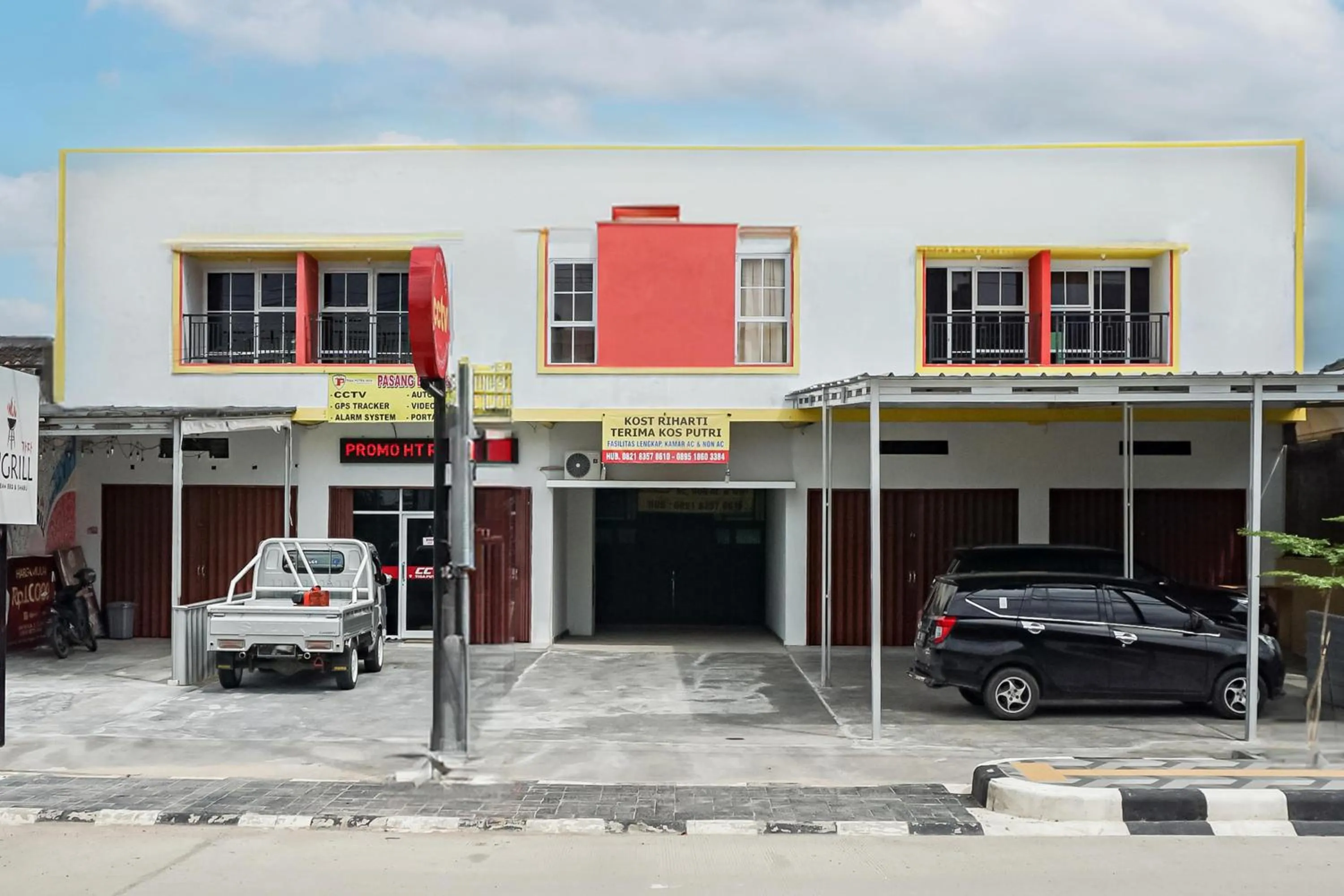 Facade/entrance in Hotel O Guest House Riharti Syariah