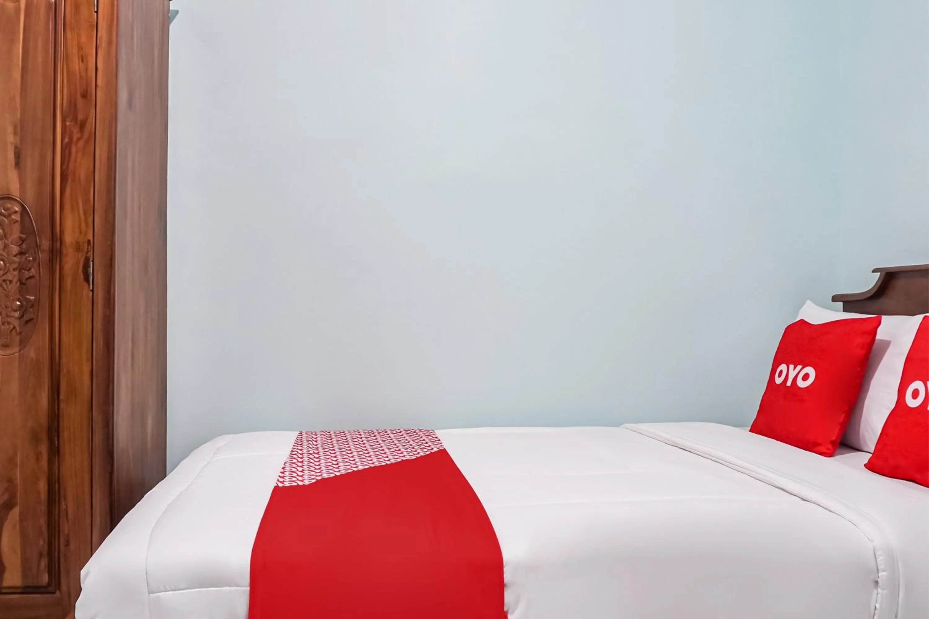 Bedroom, Bed in Hotel O Guest House Riharti Syariah