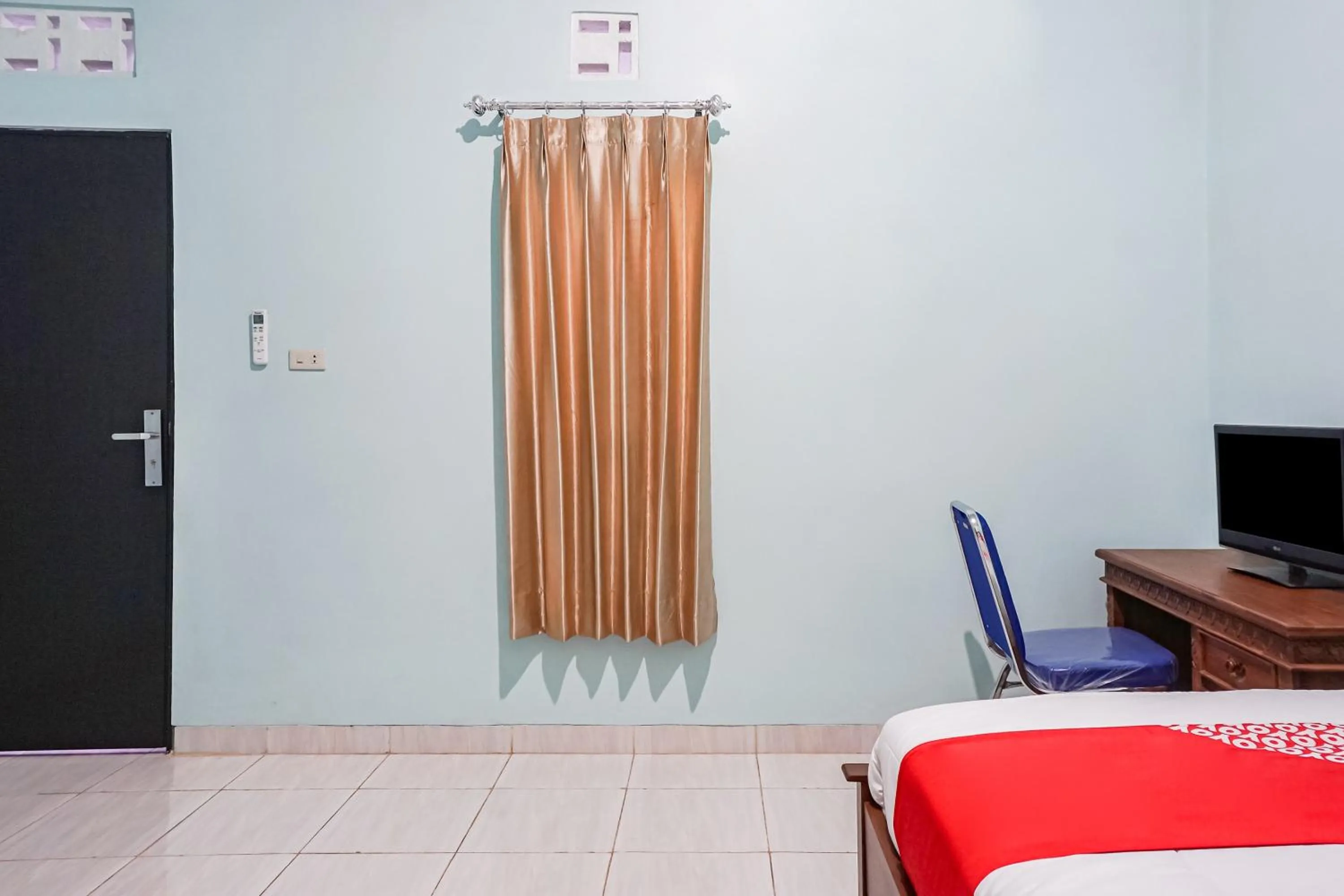 Bedroom, Bed in Hotel O Guest House Riharti Syariah