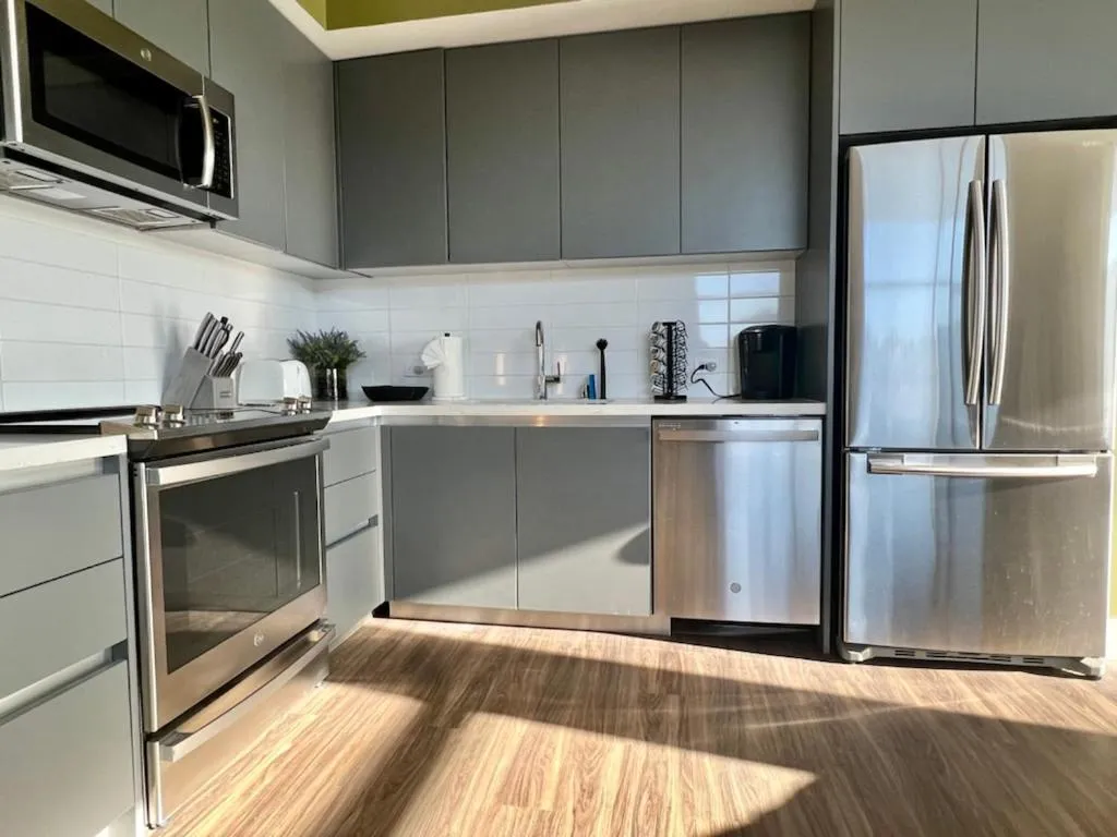 Large Hollywood Corner 2 Bedroom with Private Balcony