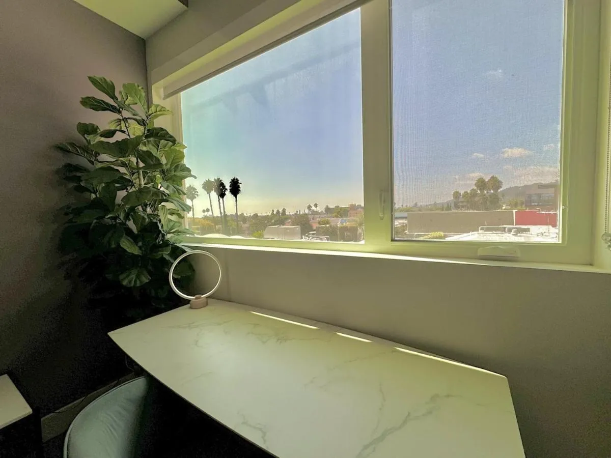 Large Hollywood Corner 2 Bedroom with Private Balcony