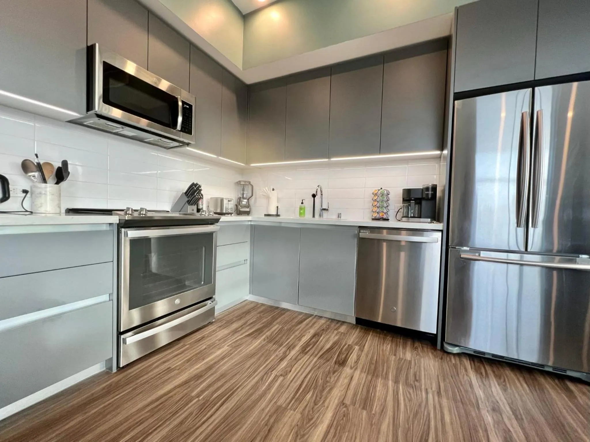 Large Hollywood Corner 2 Bedroom with Private Balcony