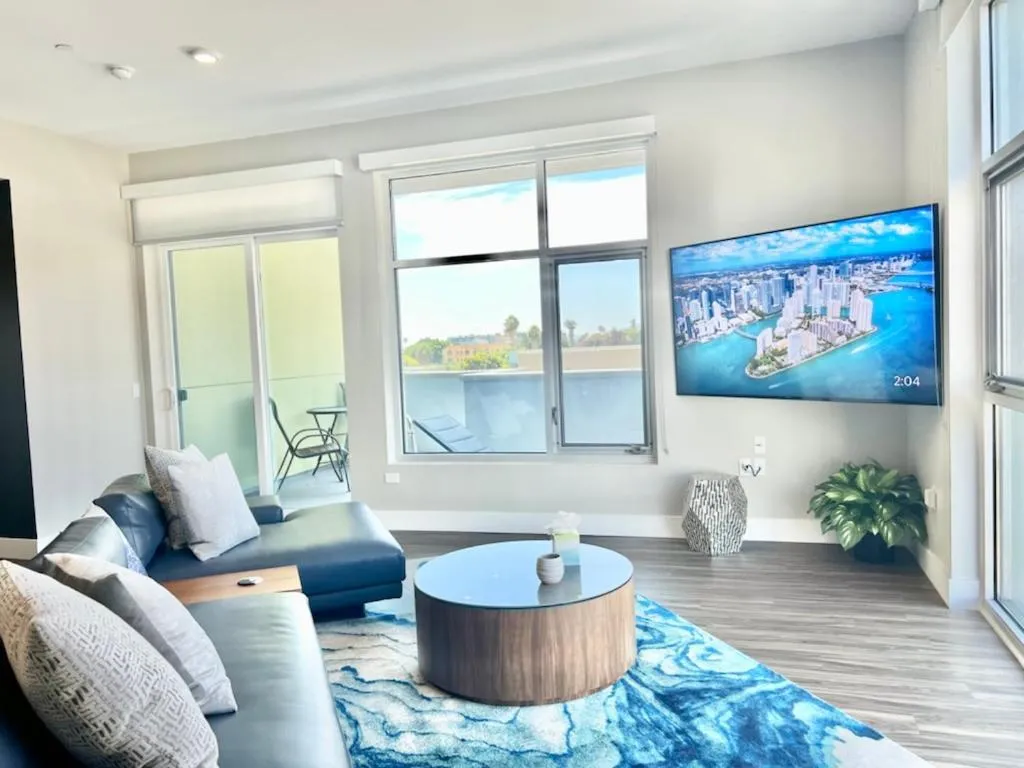 Large Hollywood Corner 2 Bedroom with Private Balcony