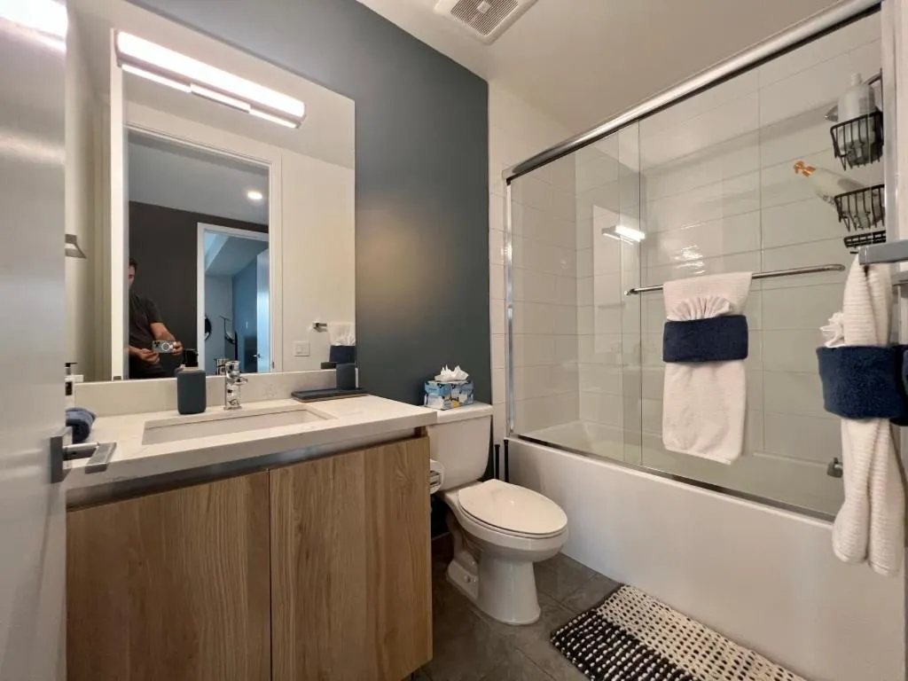 Large Hollywood Corner 2 Bedroom with Private Balcony