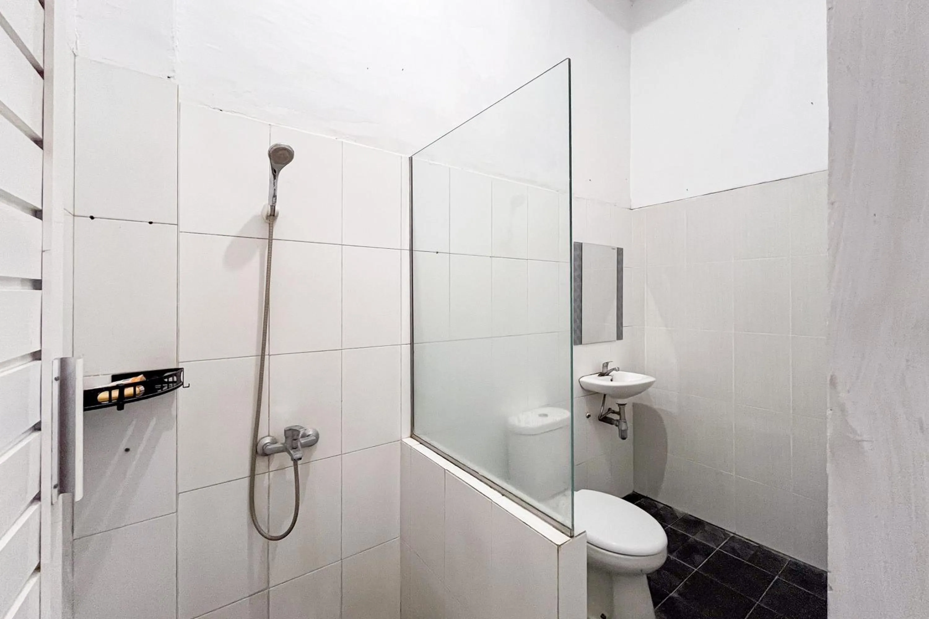 Bathroom in RedDoorz Syariah @ Jl. Candi Kalasan