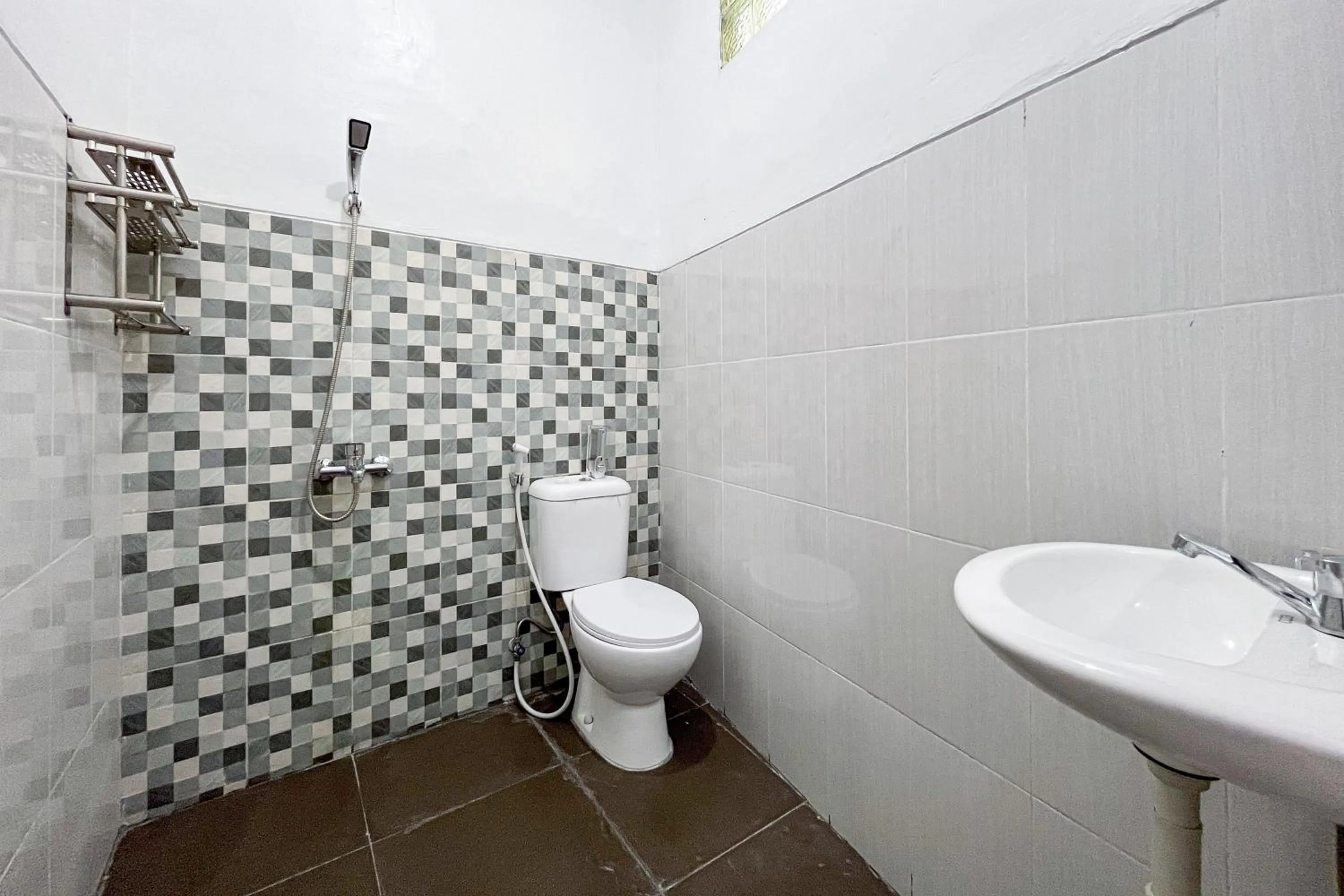 Bathroom in RedDoorz Syariah @ Jl. Candi Kalasan