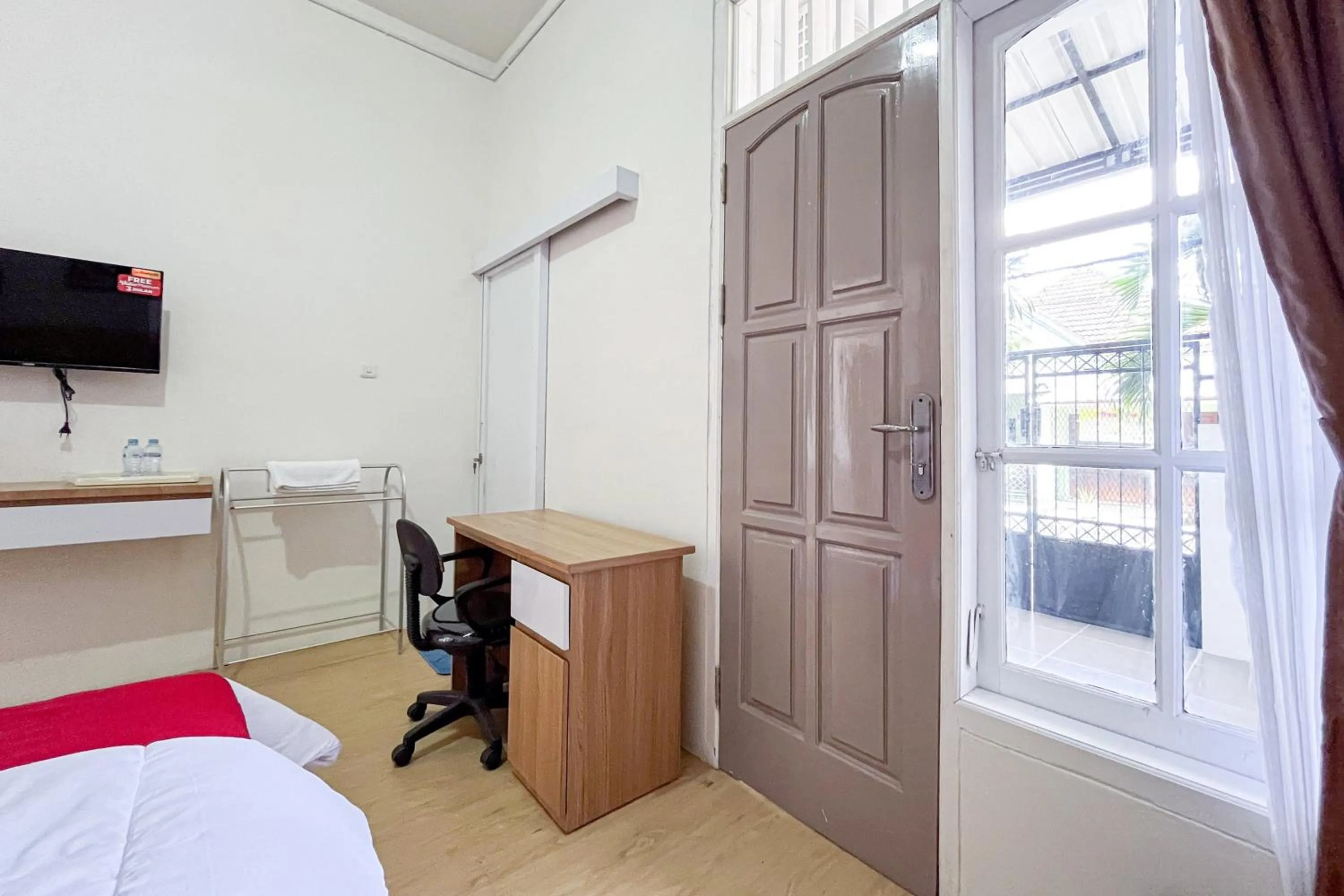 Bedroom, Bed in RedDoorz Syariah @ Jl. Candi Kalasan