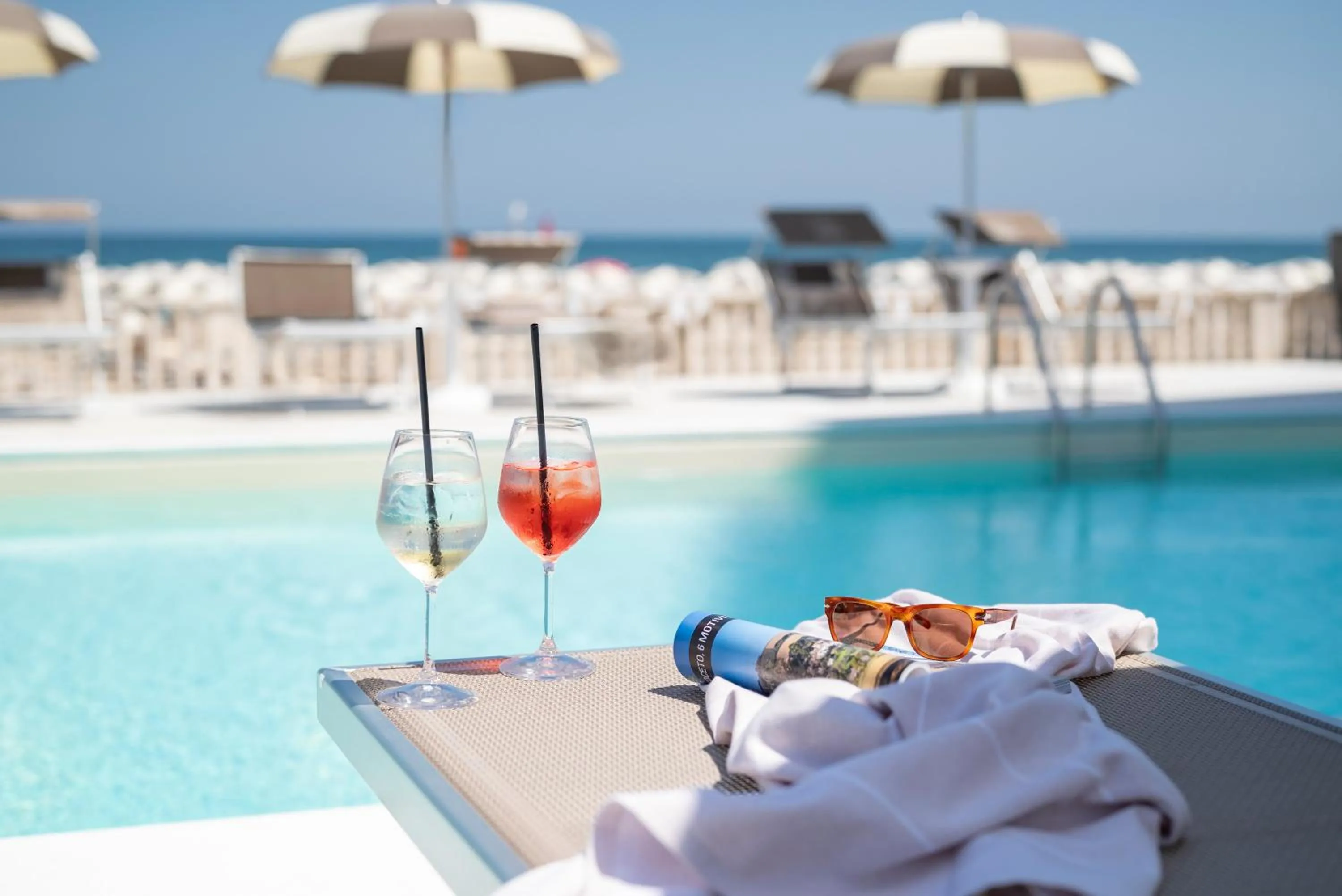 Swimming pool in Hotel Playa Suite