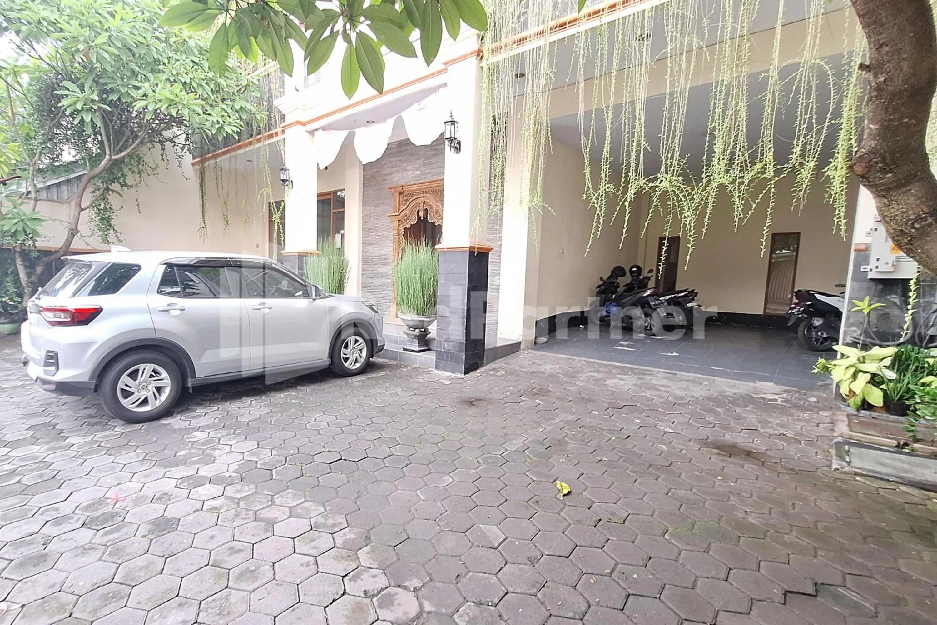 Parking in Nirvana Inn seturan Mitra RedDoorz