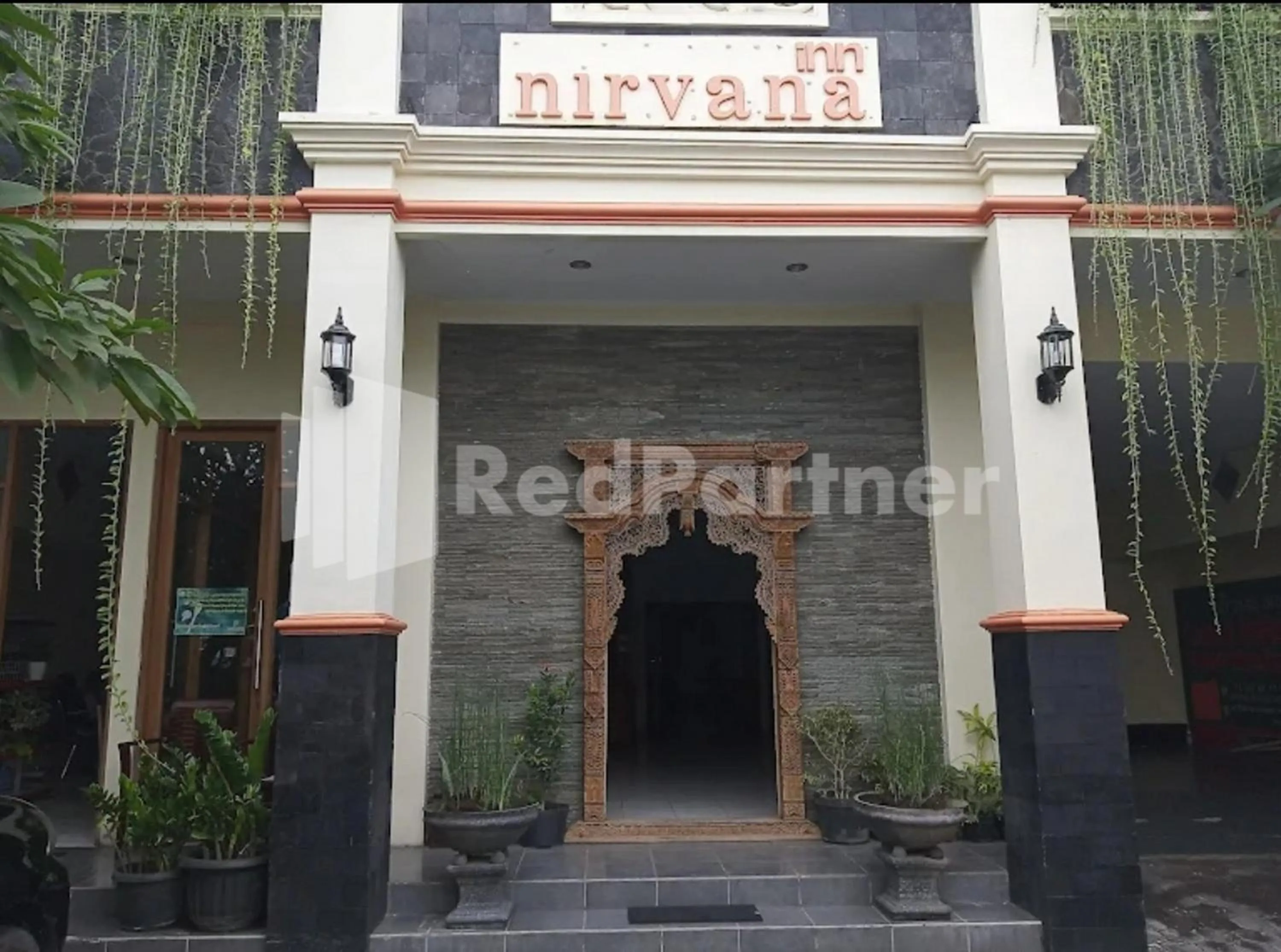 Facade/entrance in Nirvana Inn seturan Mitra RedDoorz