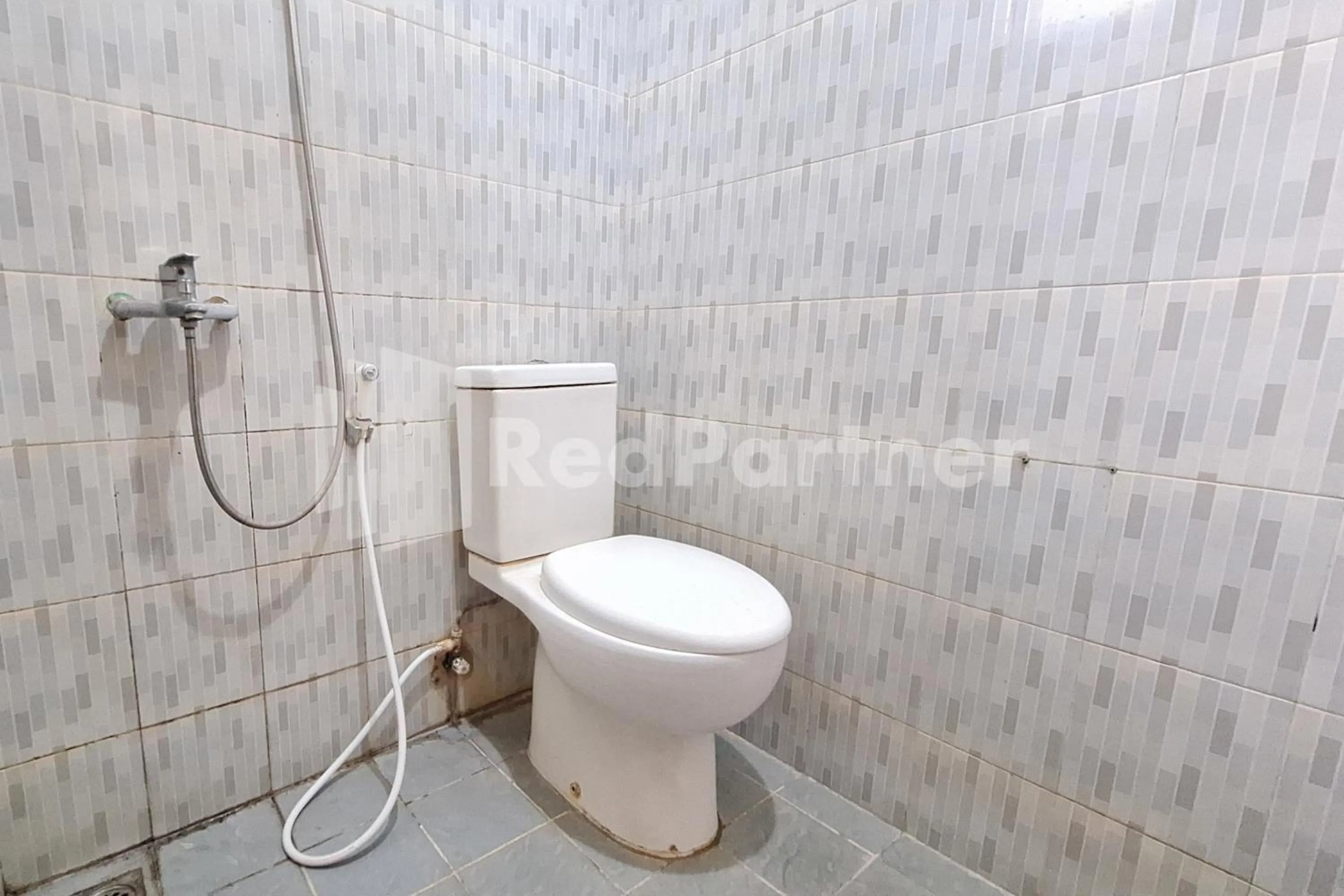 Bathroom in Nirvana Inn seturan Mitra RedDoorz