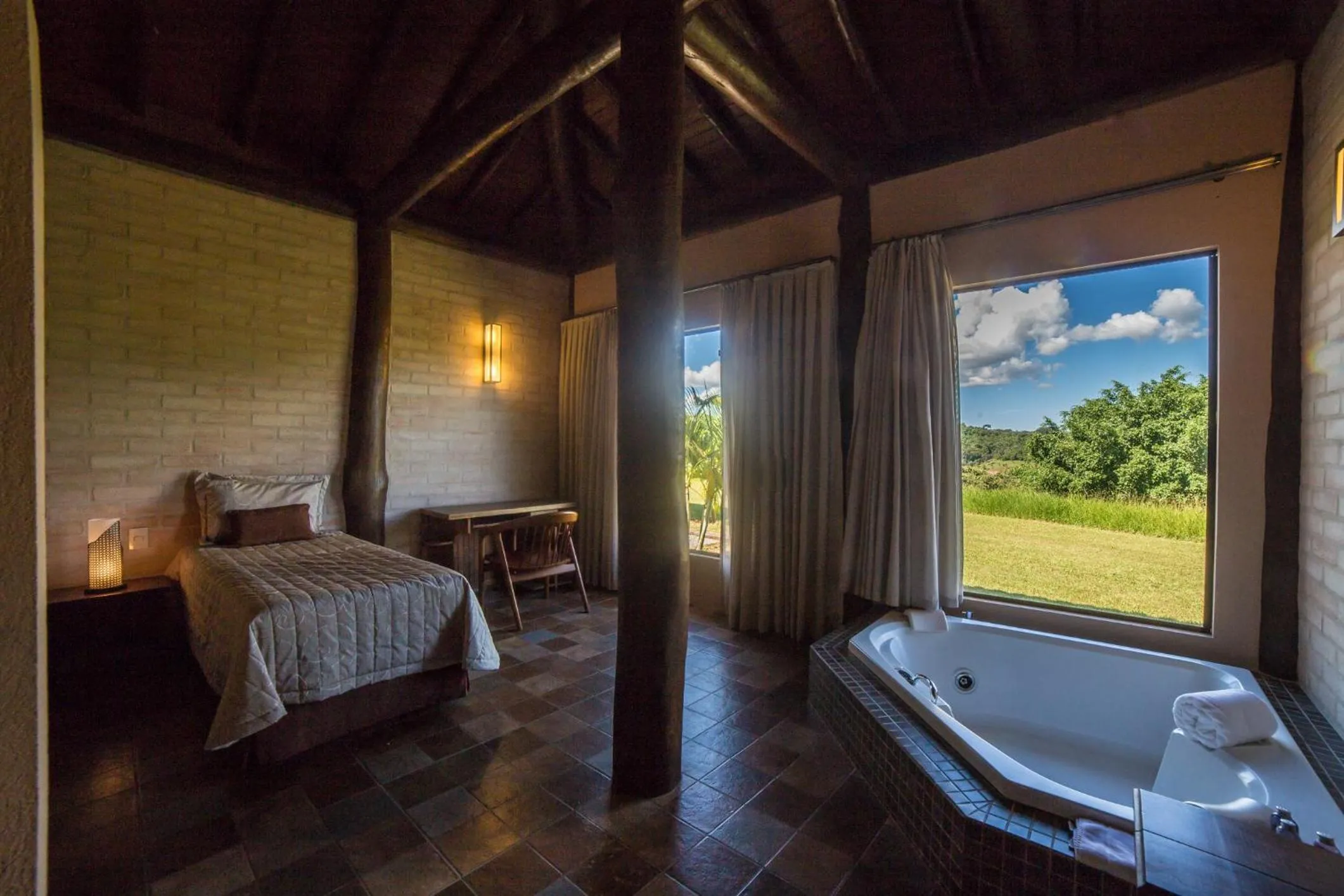 Hot Tub, Bed in Hotel Estância Atibainha - Resort & Convention