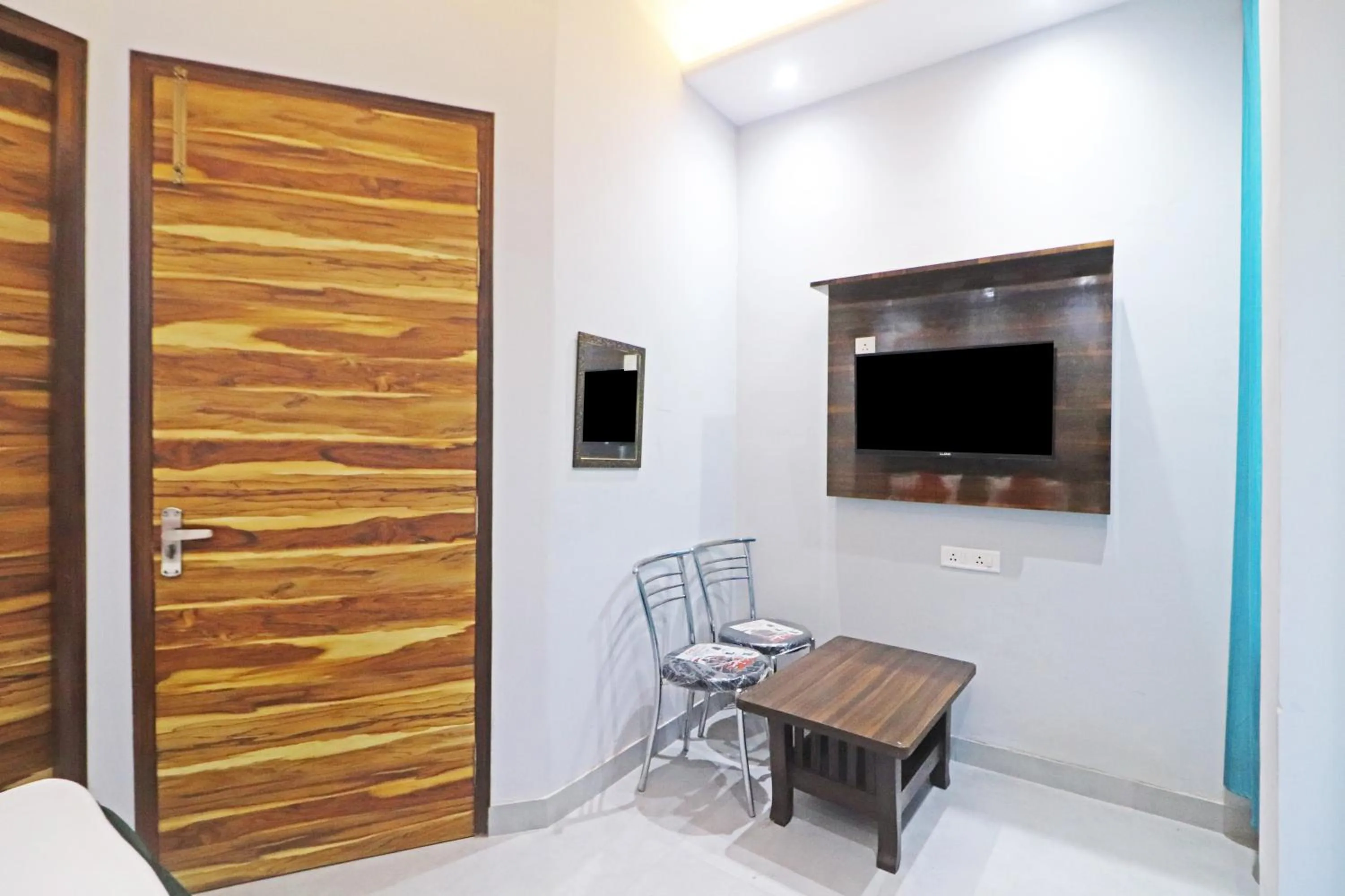 Seating area in Twamev couple Friendly Rajouri garden by The Arrow