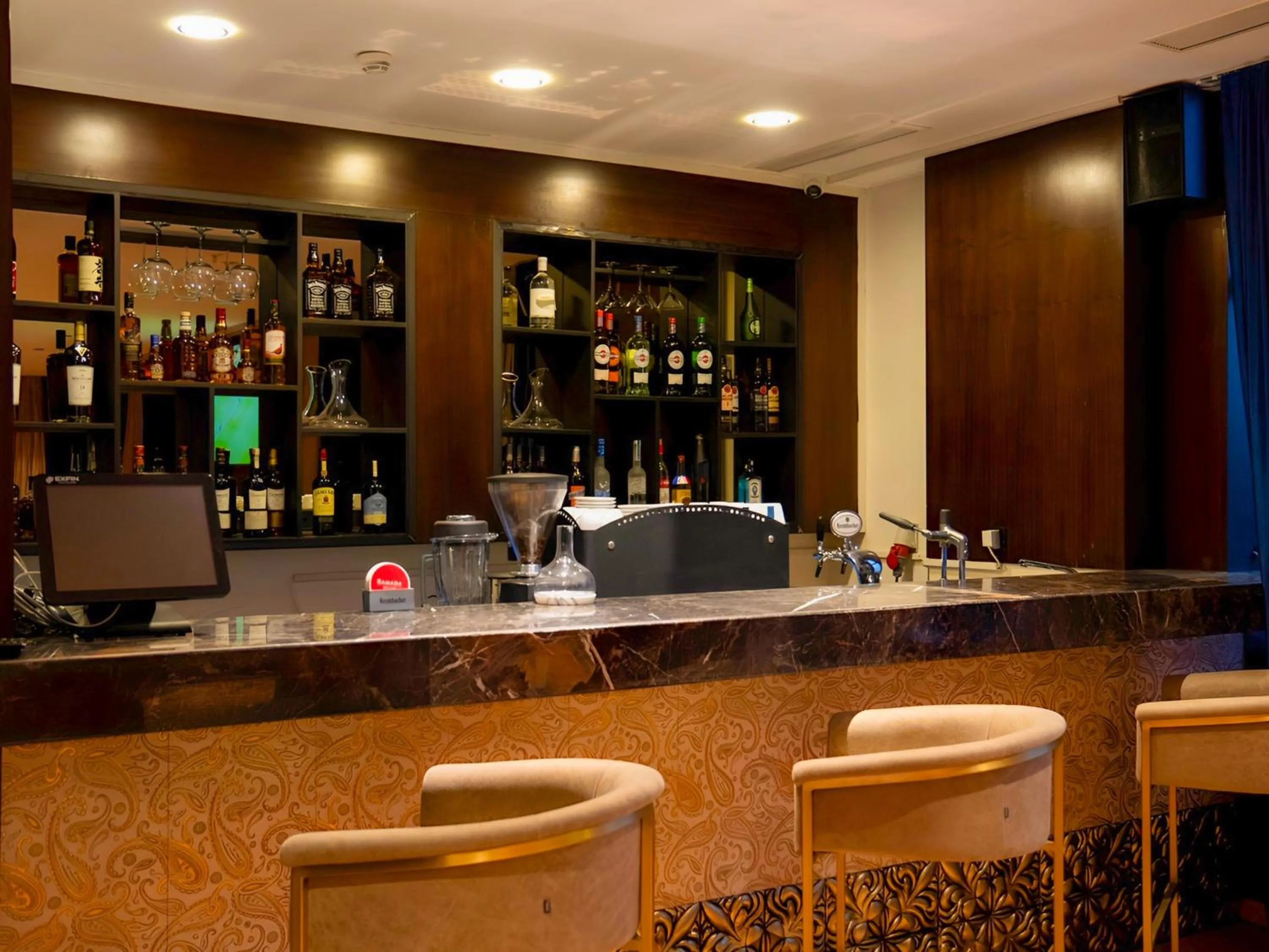 Lounge or bar in Ramada Hotel & Suites by Wyndham Erbil 32 Park