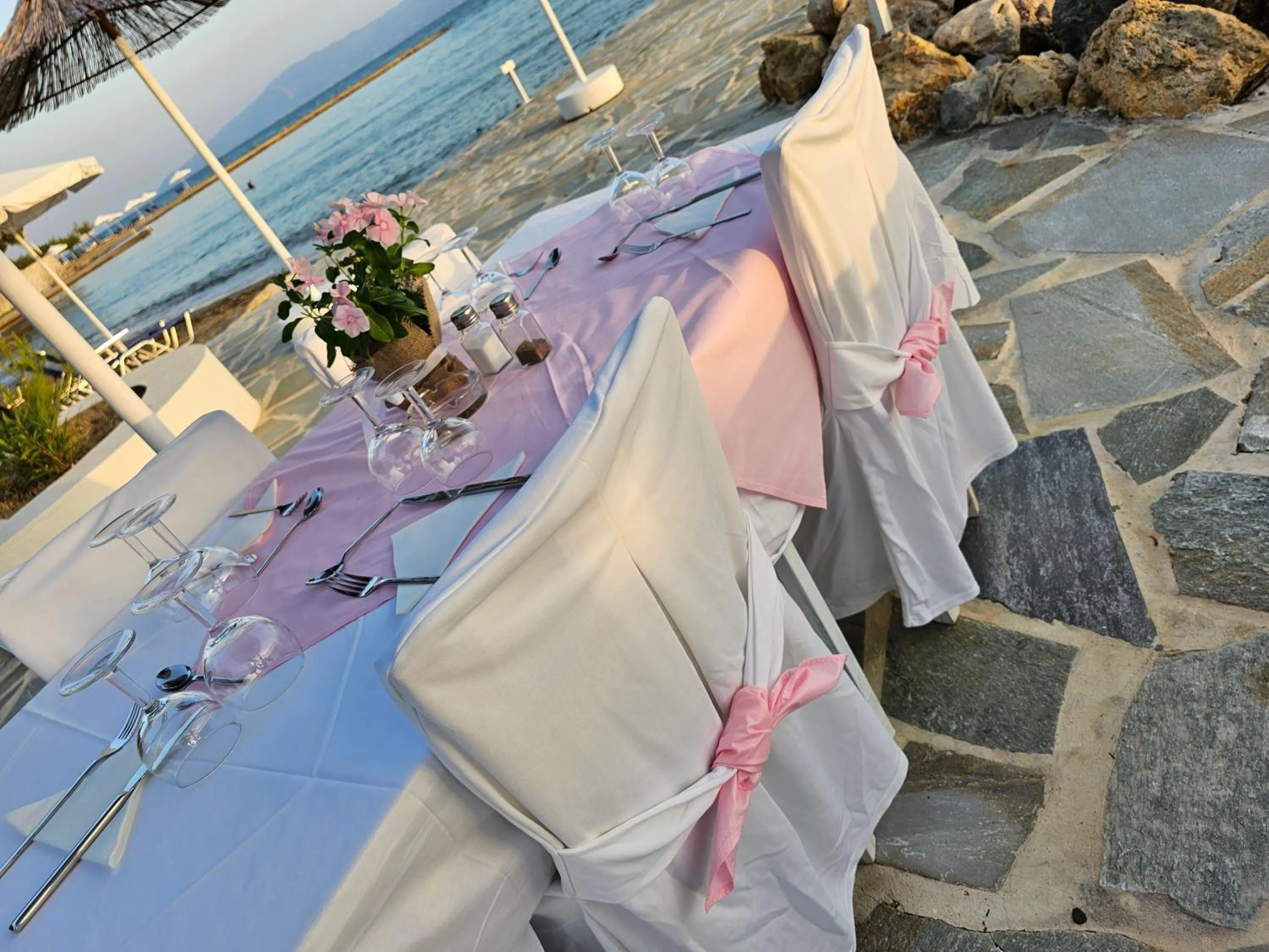 Restaurant/places to eat in O Paradise beach Resort and Spa