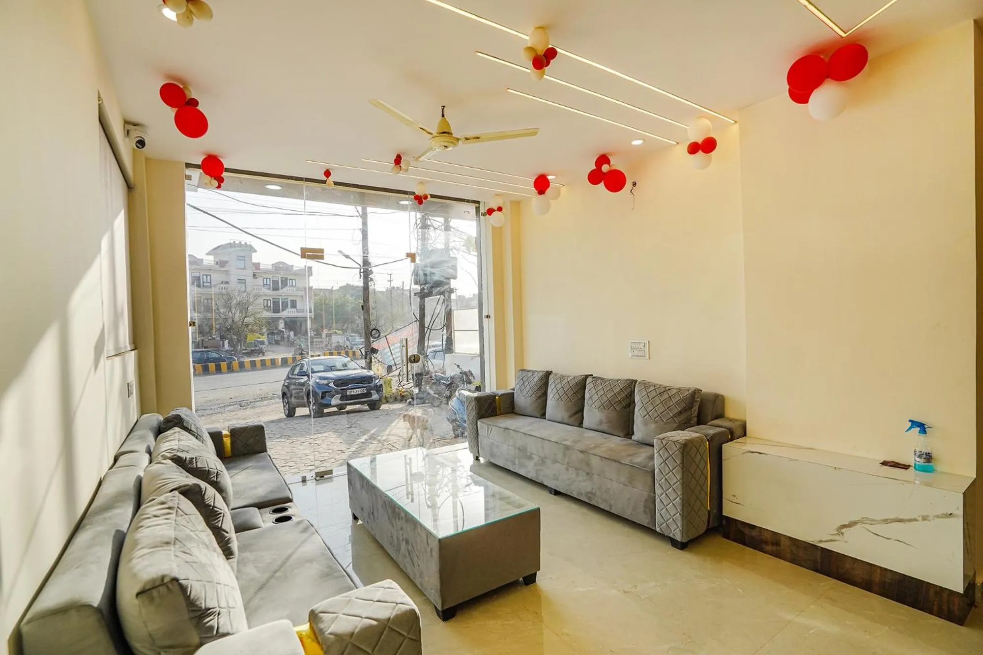 Seating area in Via Red Diamond