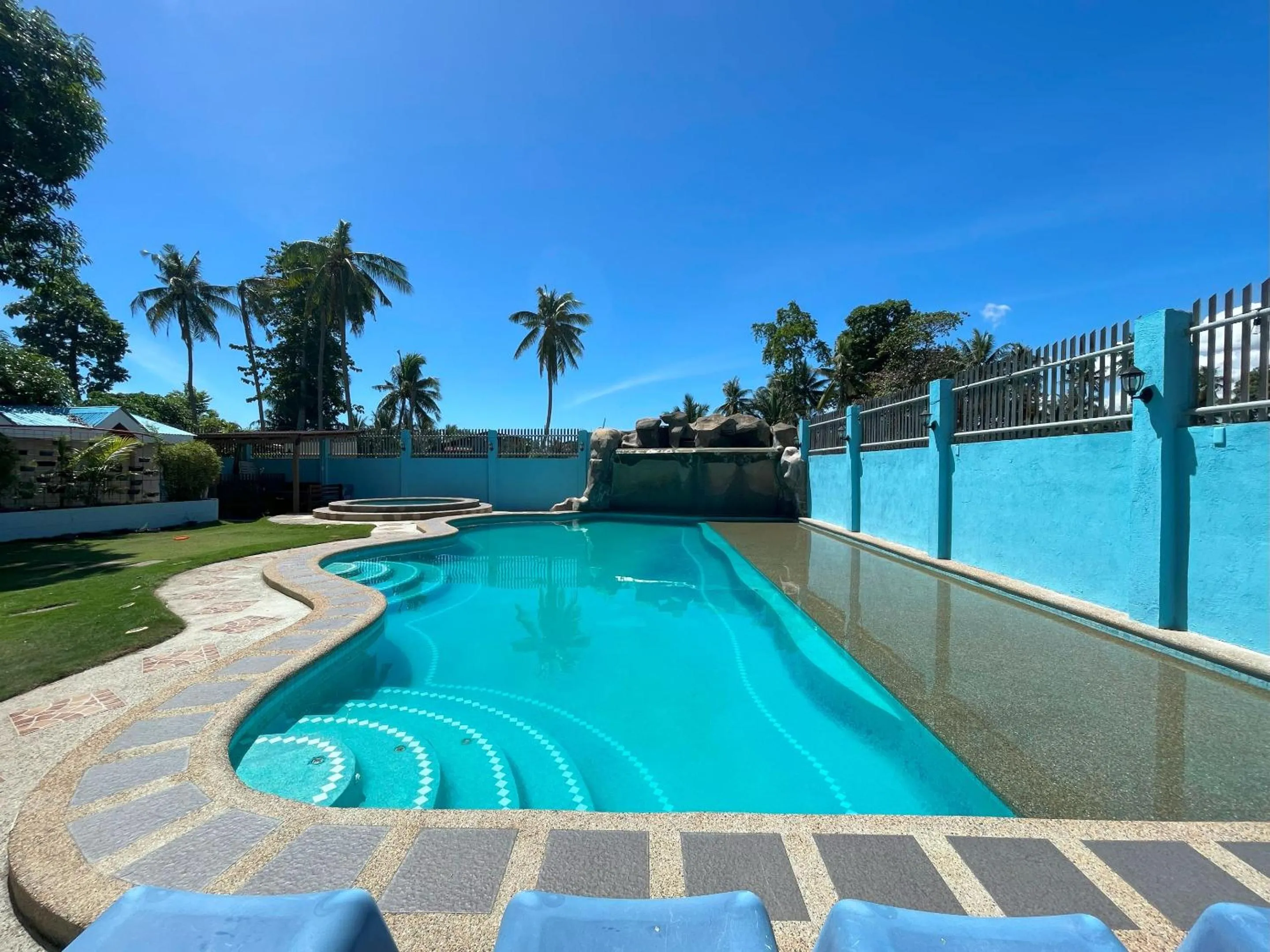 Swimming pool in Argao Seabreeze Hotel powered by Cocotel